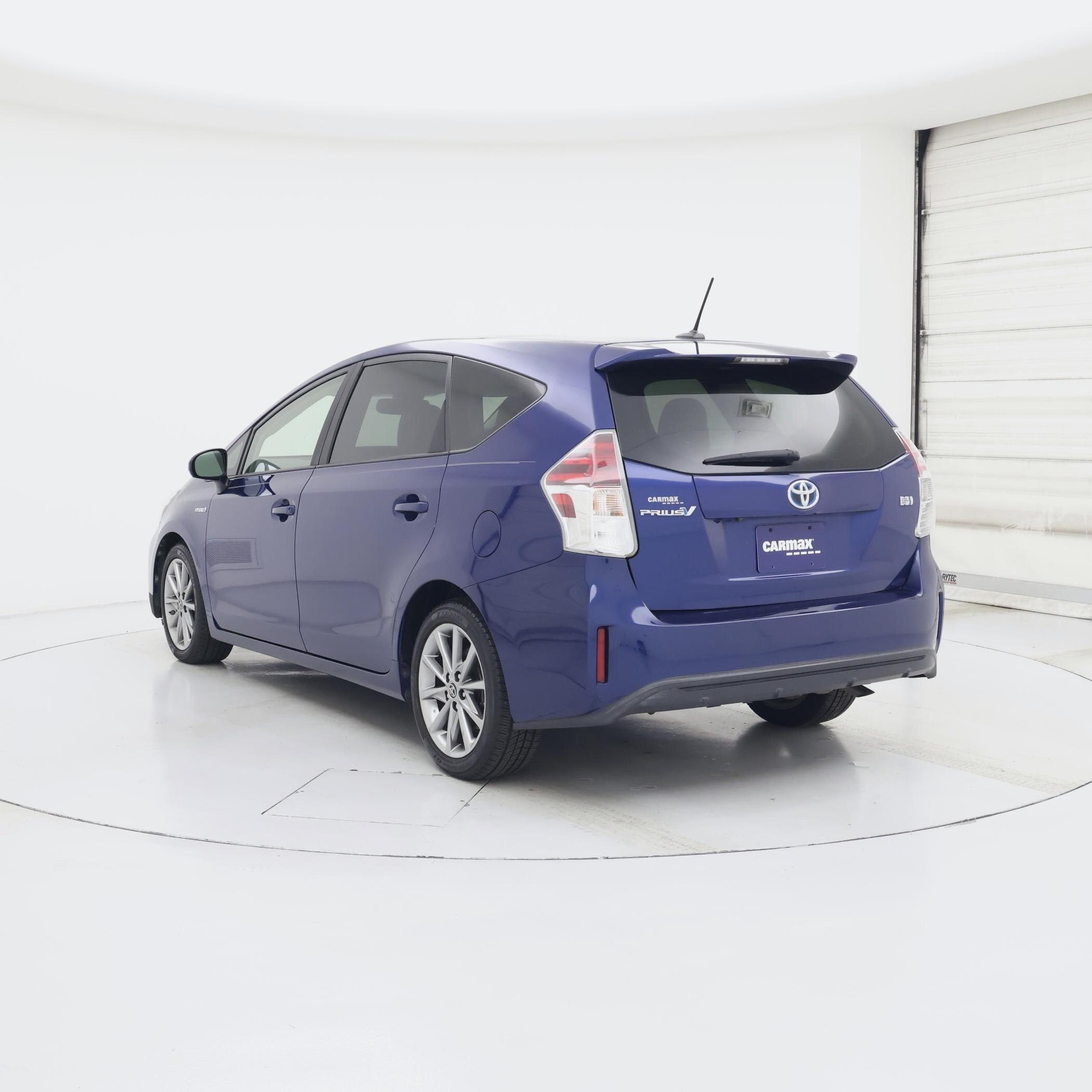 Thumbnail: 2017 Toyota Prius v - 2