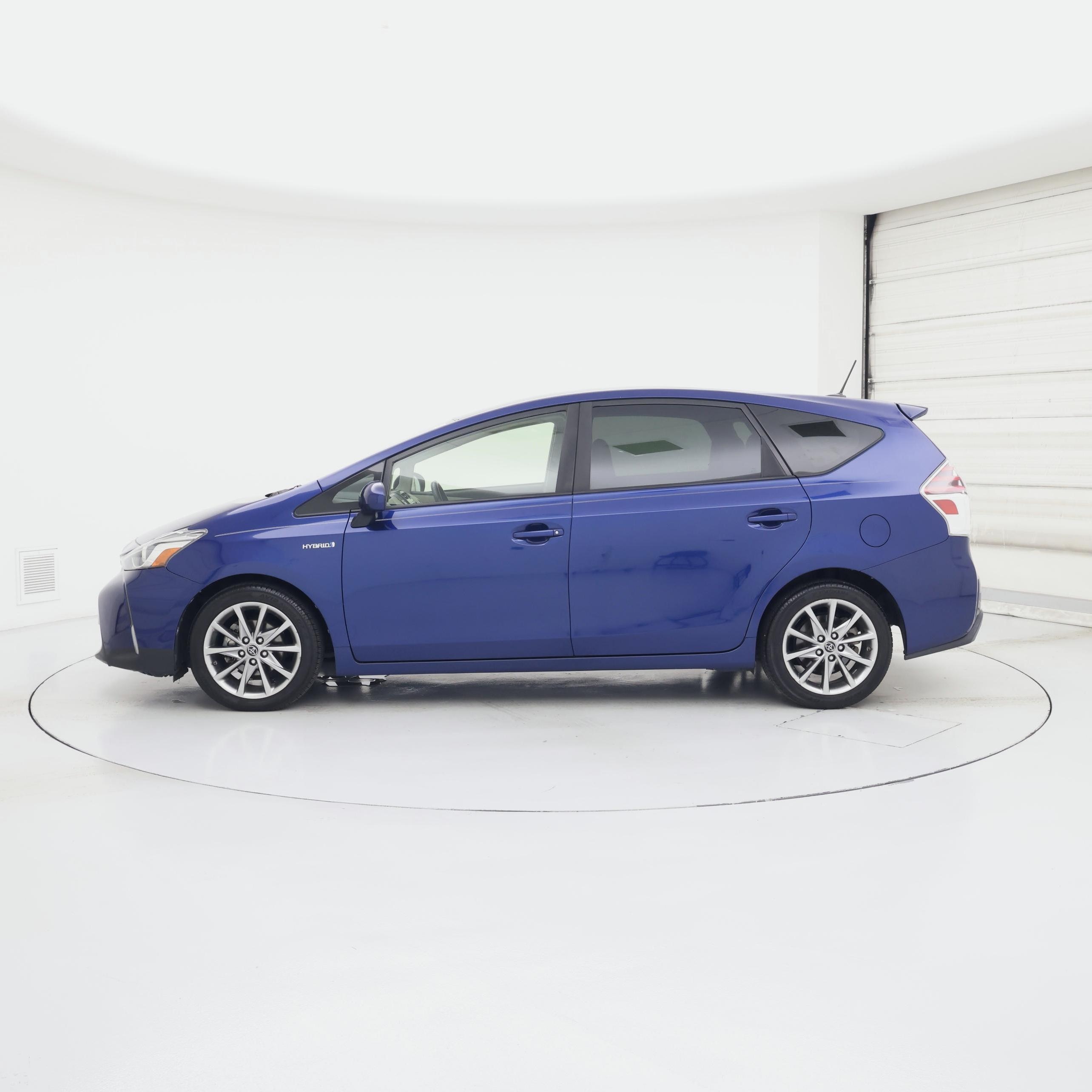 Thumbnail: 2017 Toyota Prius v - 3