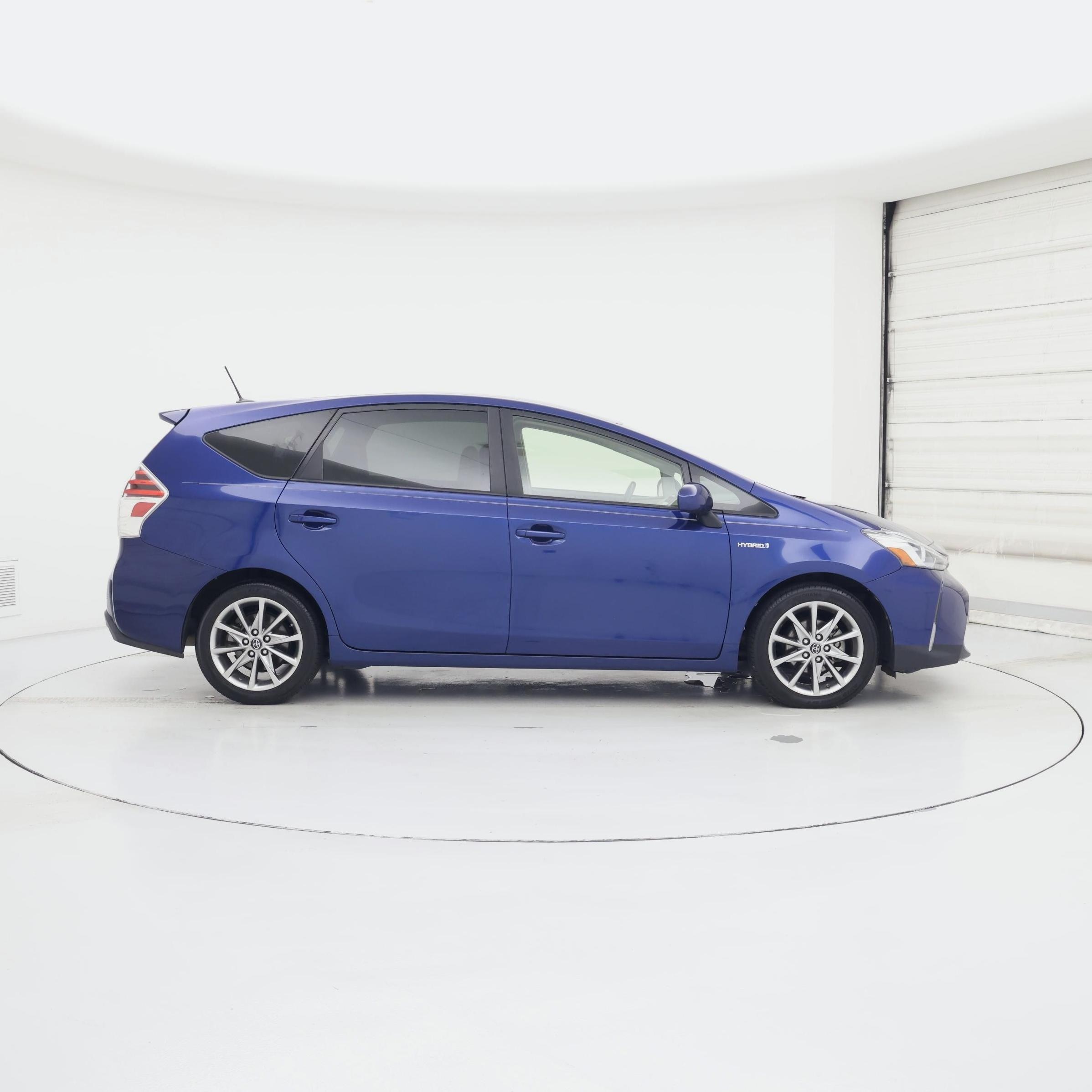 Thumbnail: 2017 Toyota Prius v - 7