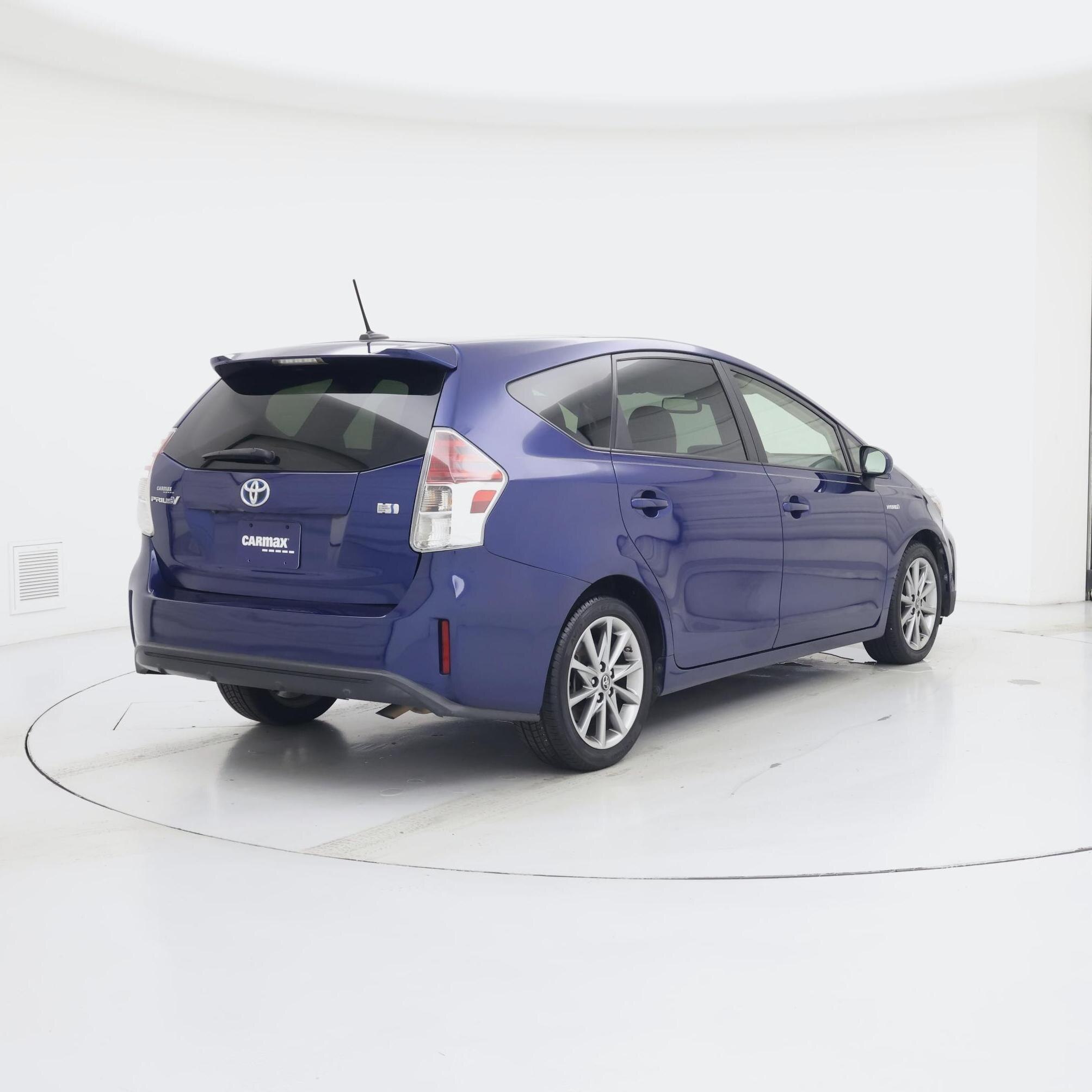 Thumbnail: 2017 Toyota Prius v - 8