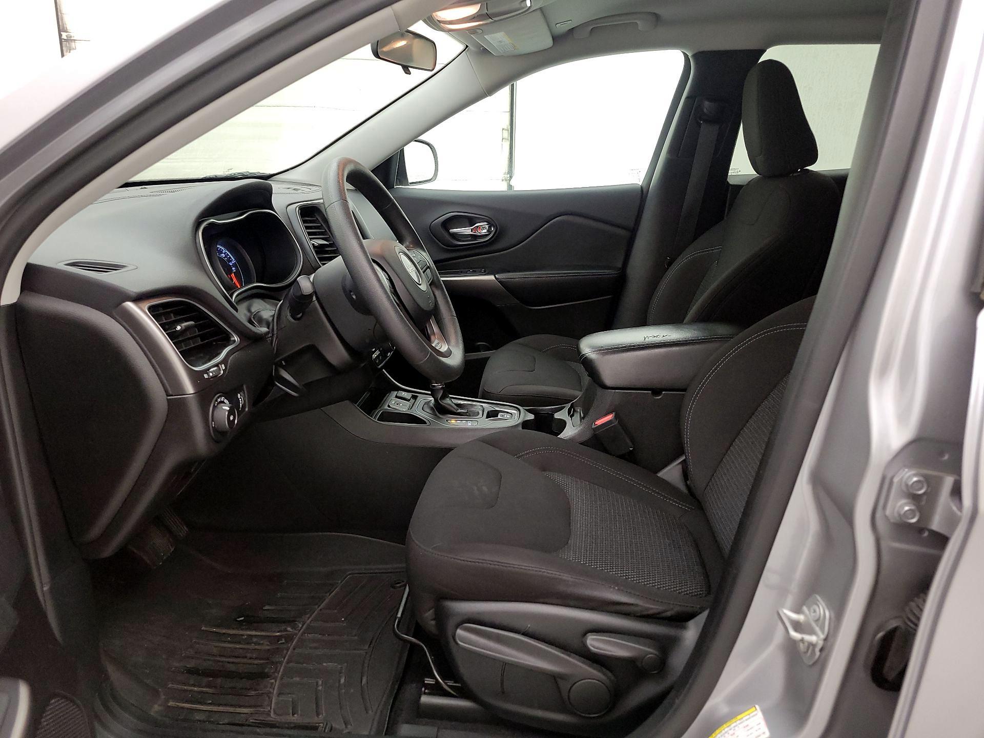 Thumbnail: 2019 Jeep Cherokee - 11