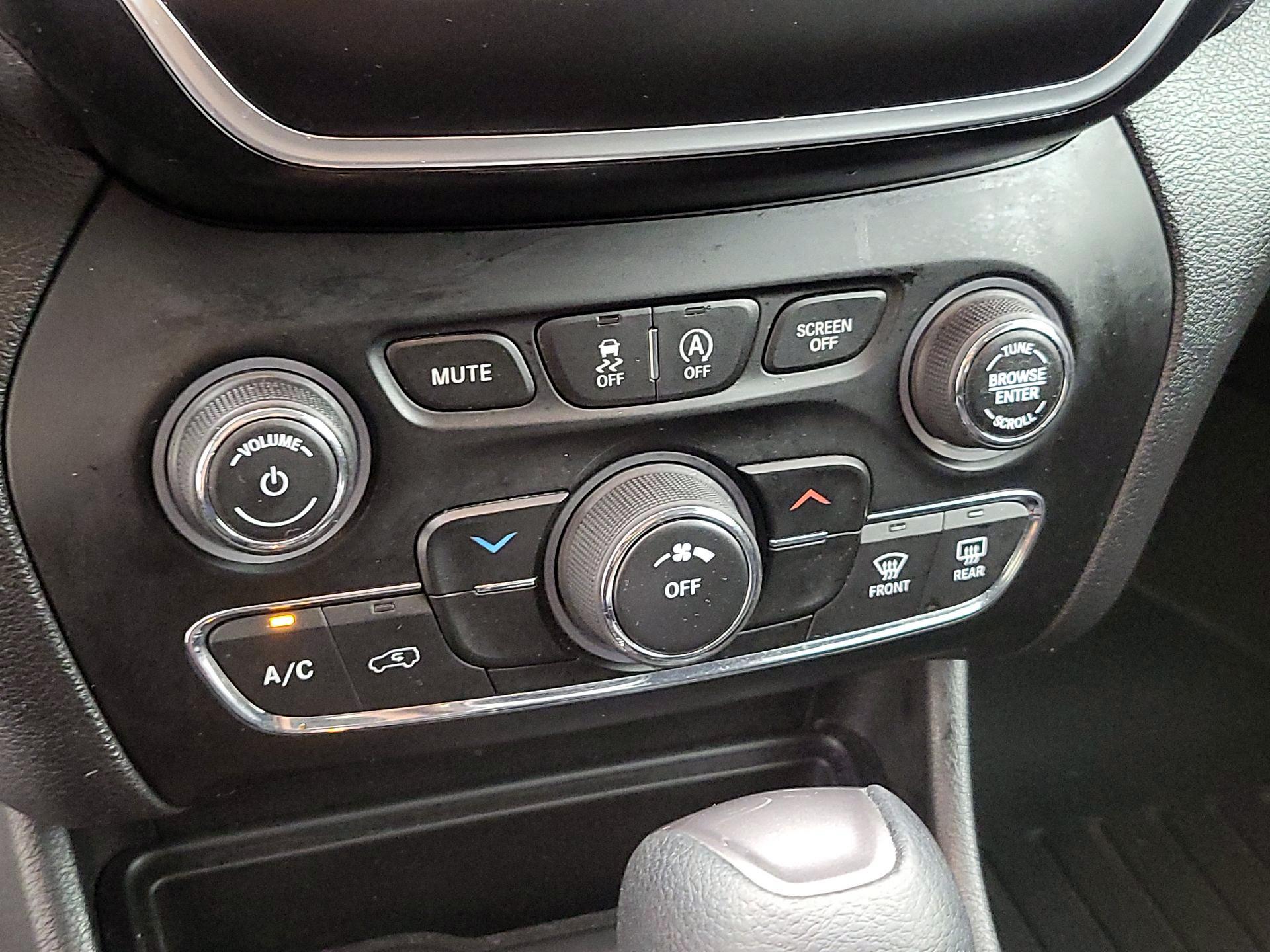 Thumbnail: 2019 Jeep Cherokee - 16
