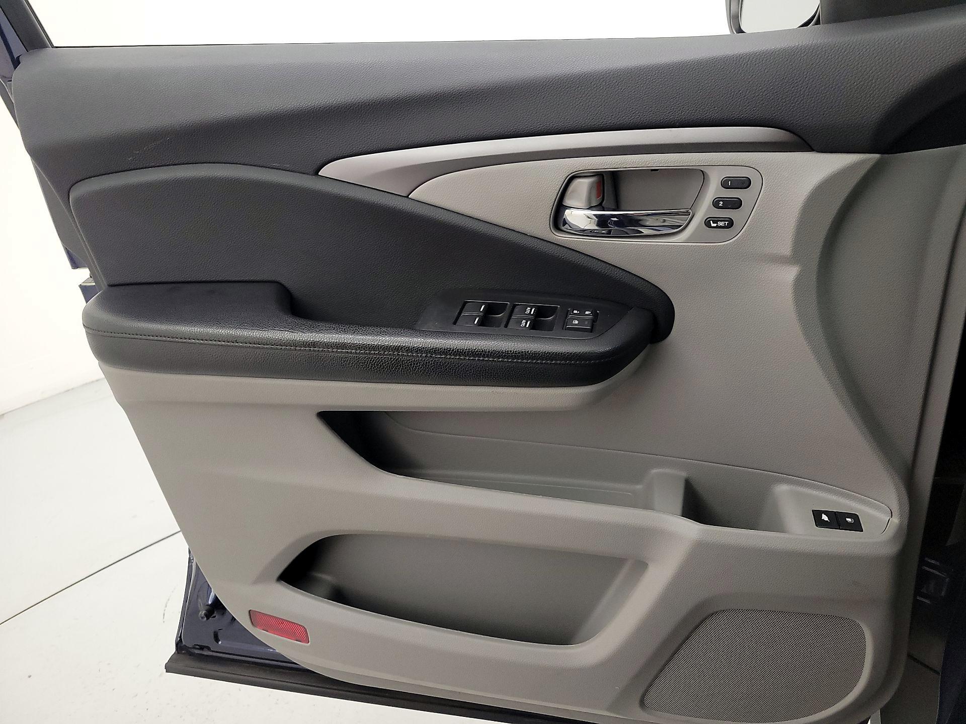 Thumbnail: 2019 Honda Pilot - 12