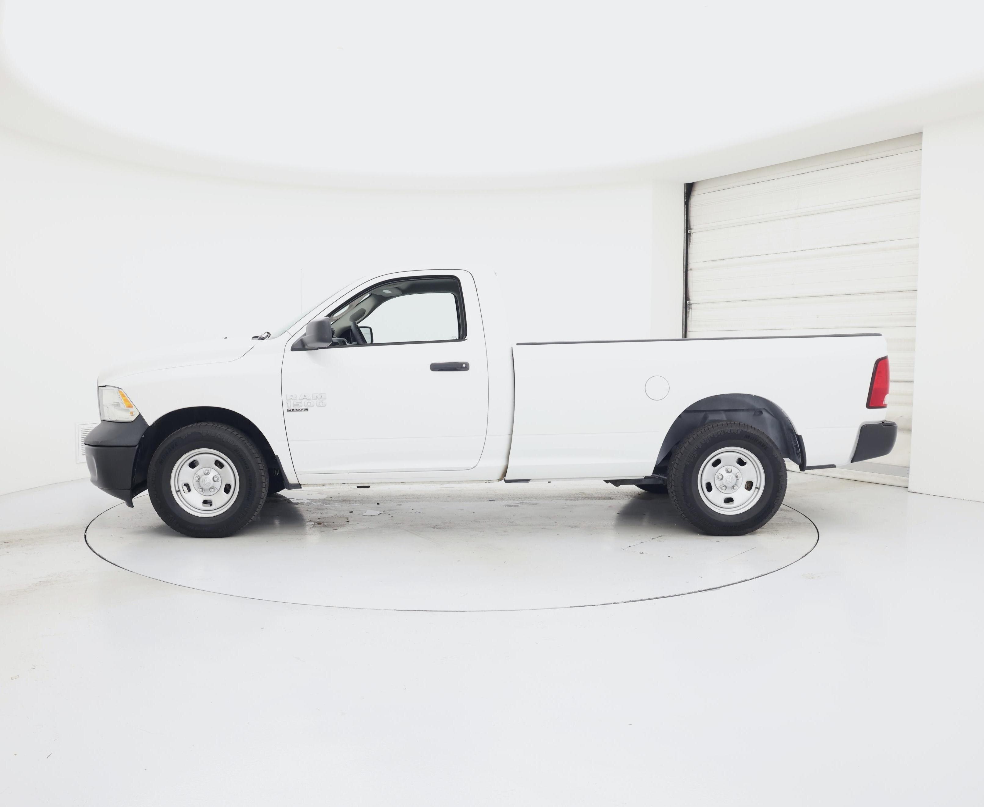 Thumbnail: 2019 RAM 1500 Classic - 3