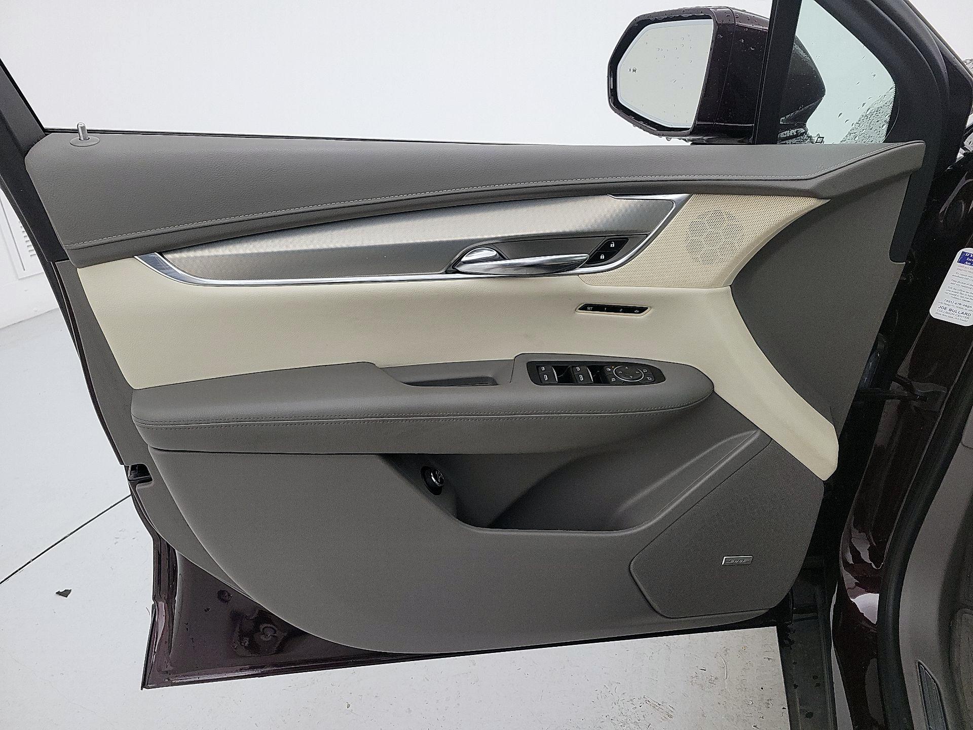Thumbnail: 2017 Cadillac XT5 - 12