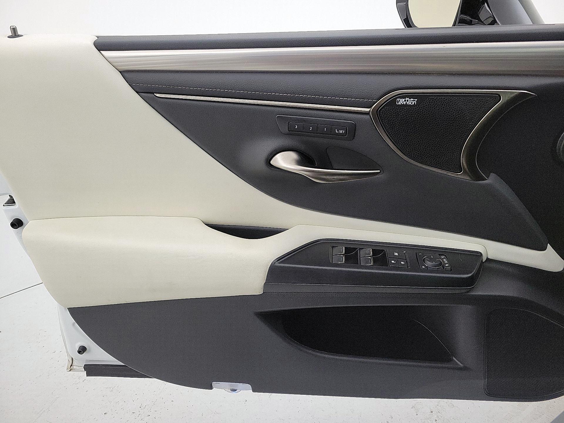 Thumbnail: 2021 Lexus ES - 12