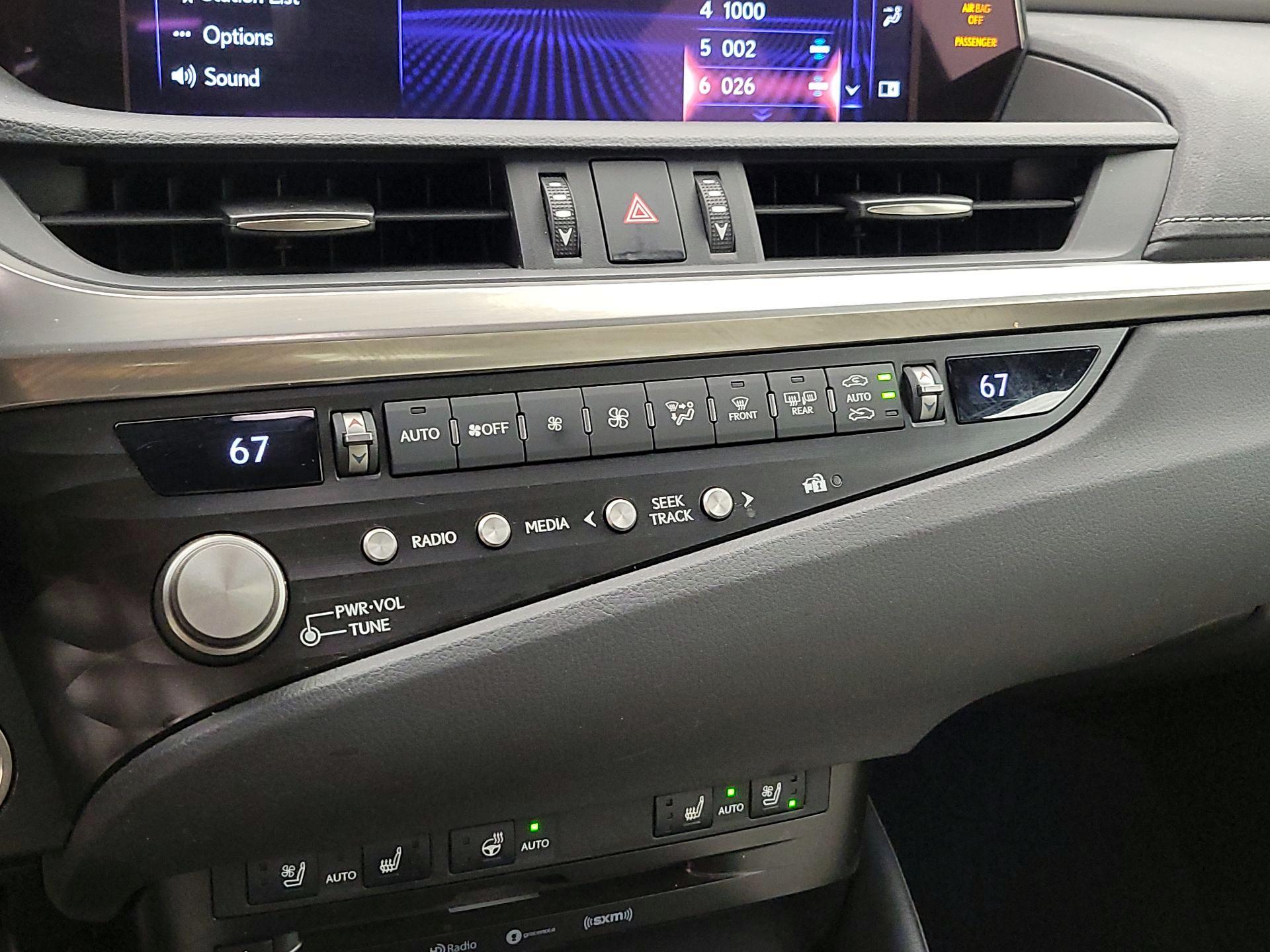 Thumbnail: 2021 Lexus ES - 16