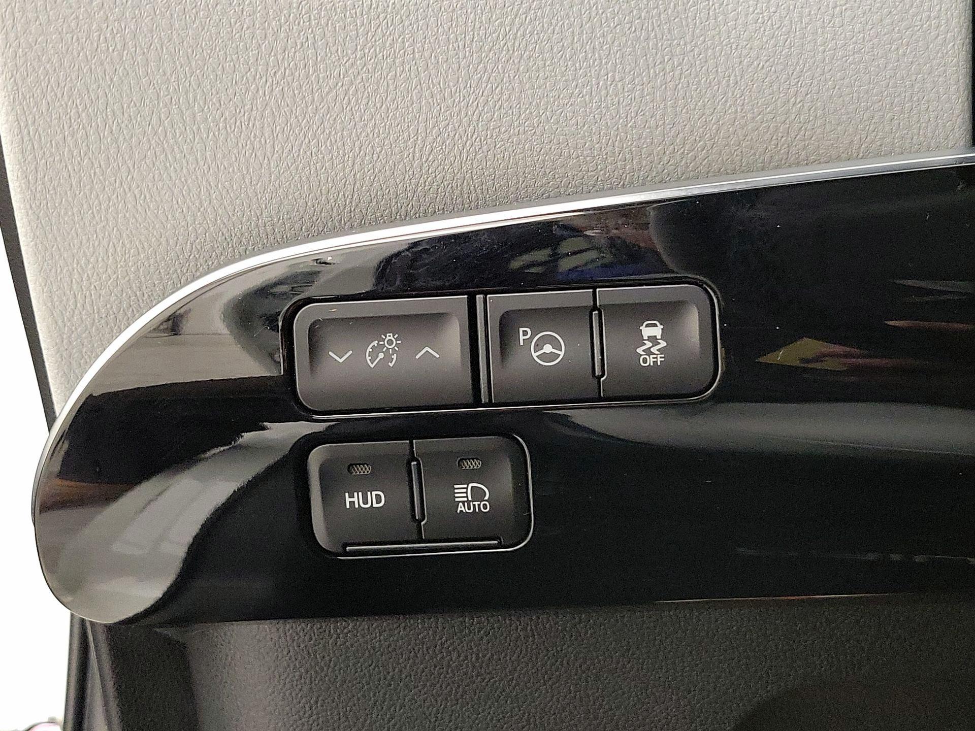 Thumbnail: 2020 Toyota Prius - 13