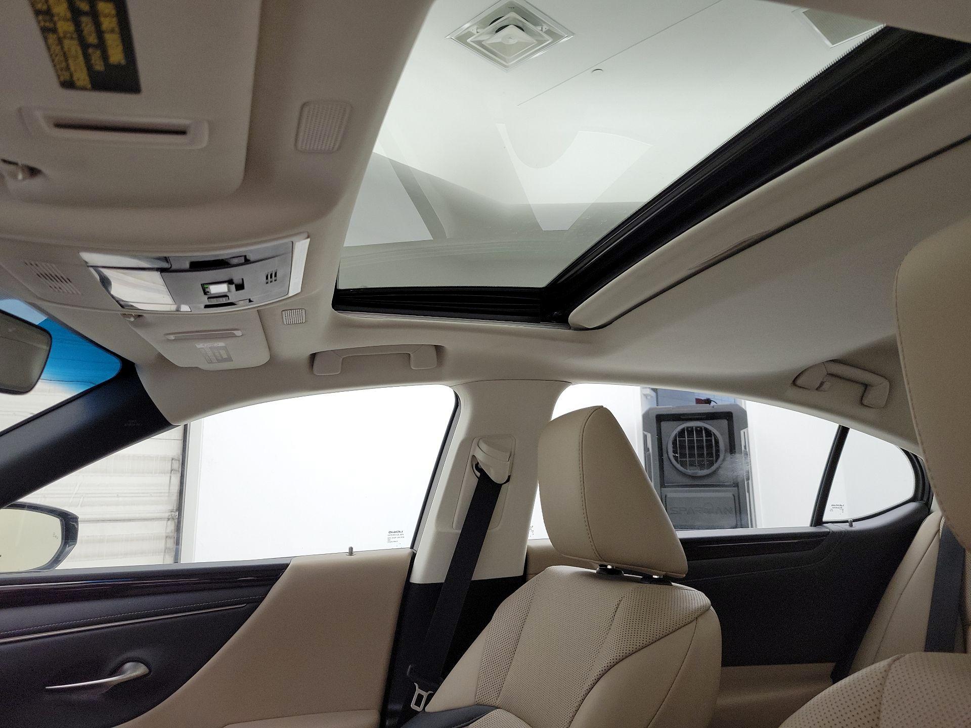 Thumbnail: 2021 Lexus ES - 19