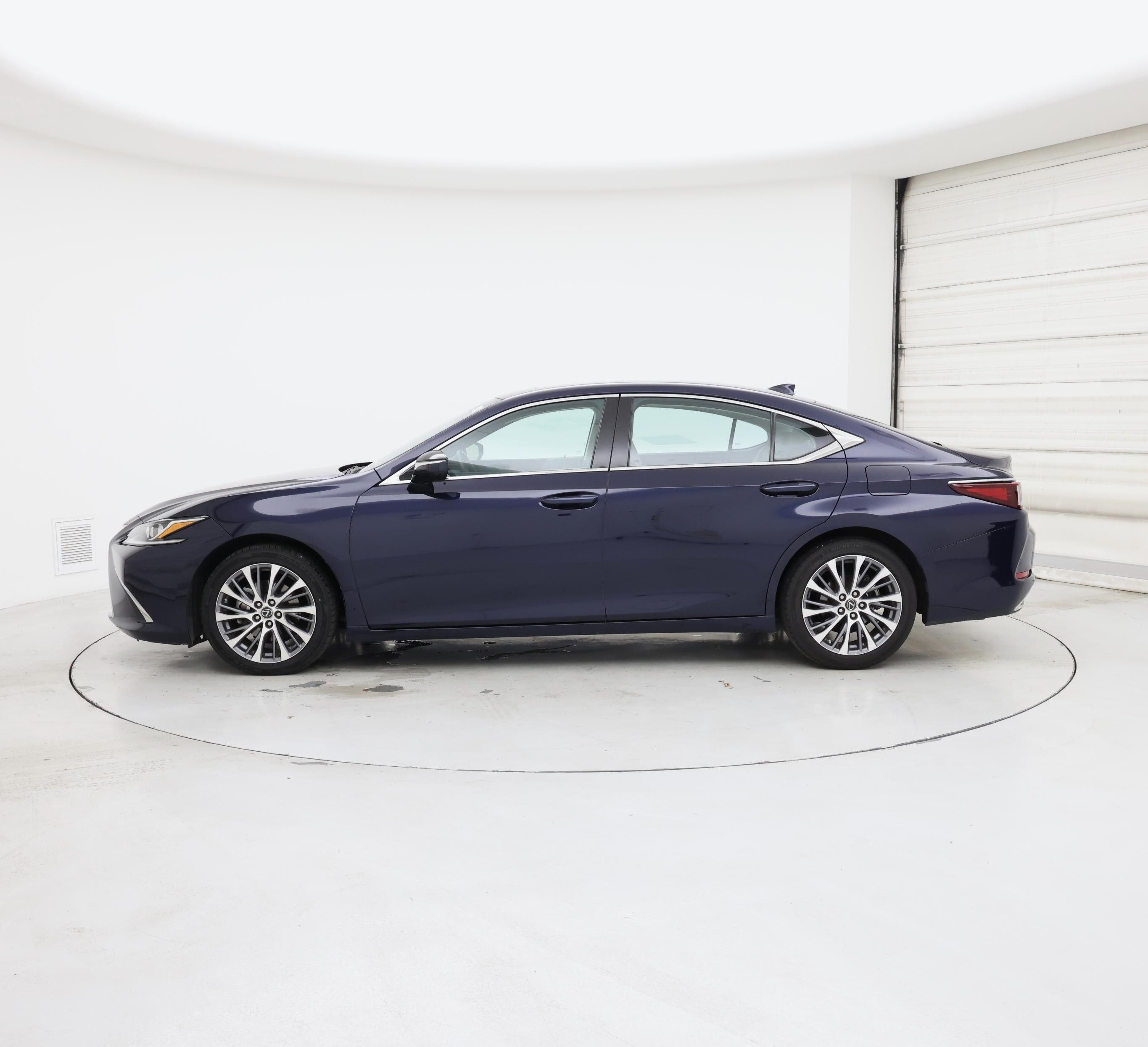 Thumbnail: 2021 Lexus ES - 3