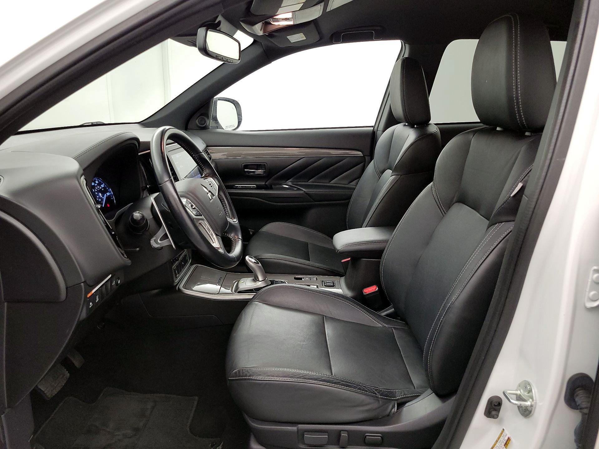 Thumbnail: 2020 Mitsubishi Outlander - 11