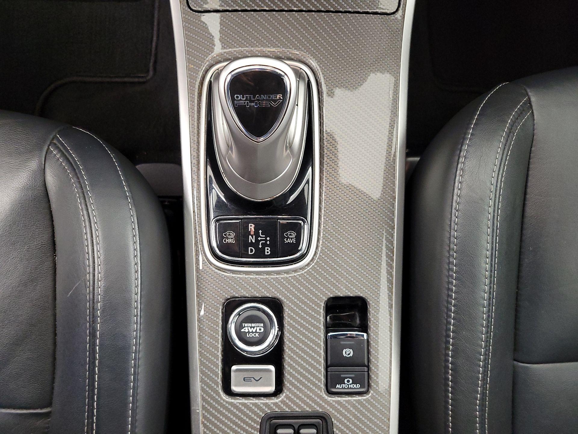 Thumbnail: 2020 Mitsubishi Outlander - 16