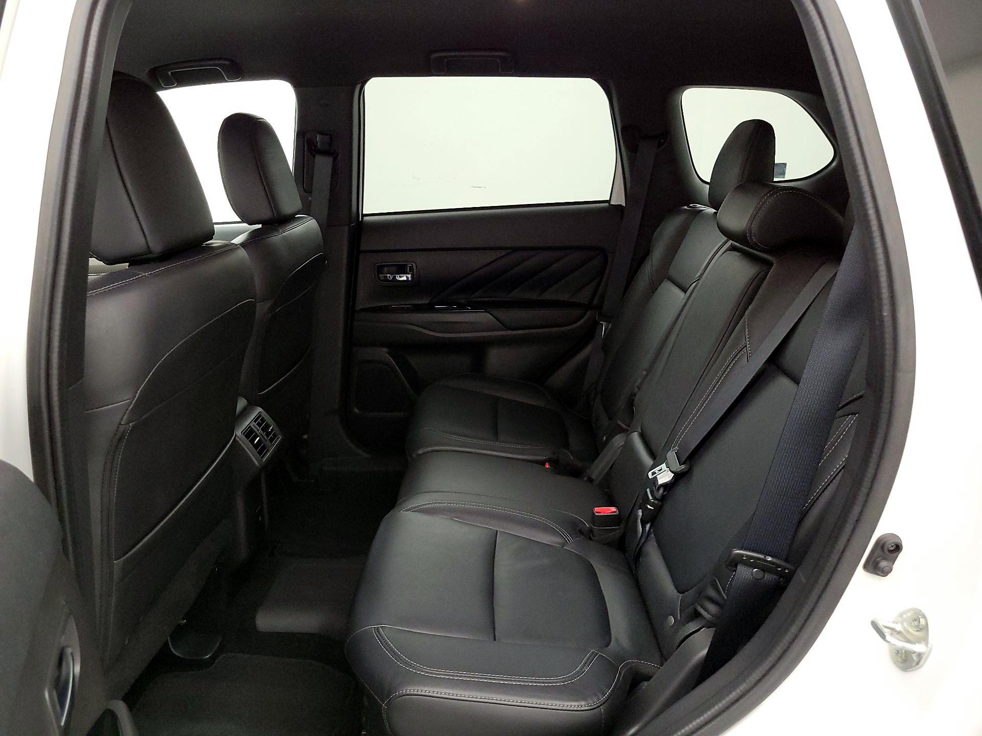 Thumbnail: 2020 Mitsubishi Outlander - 17