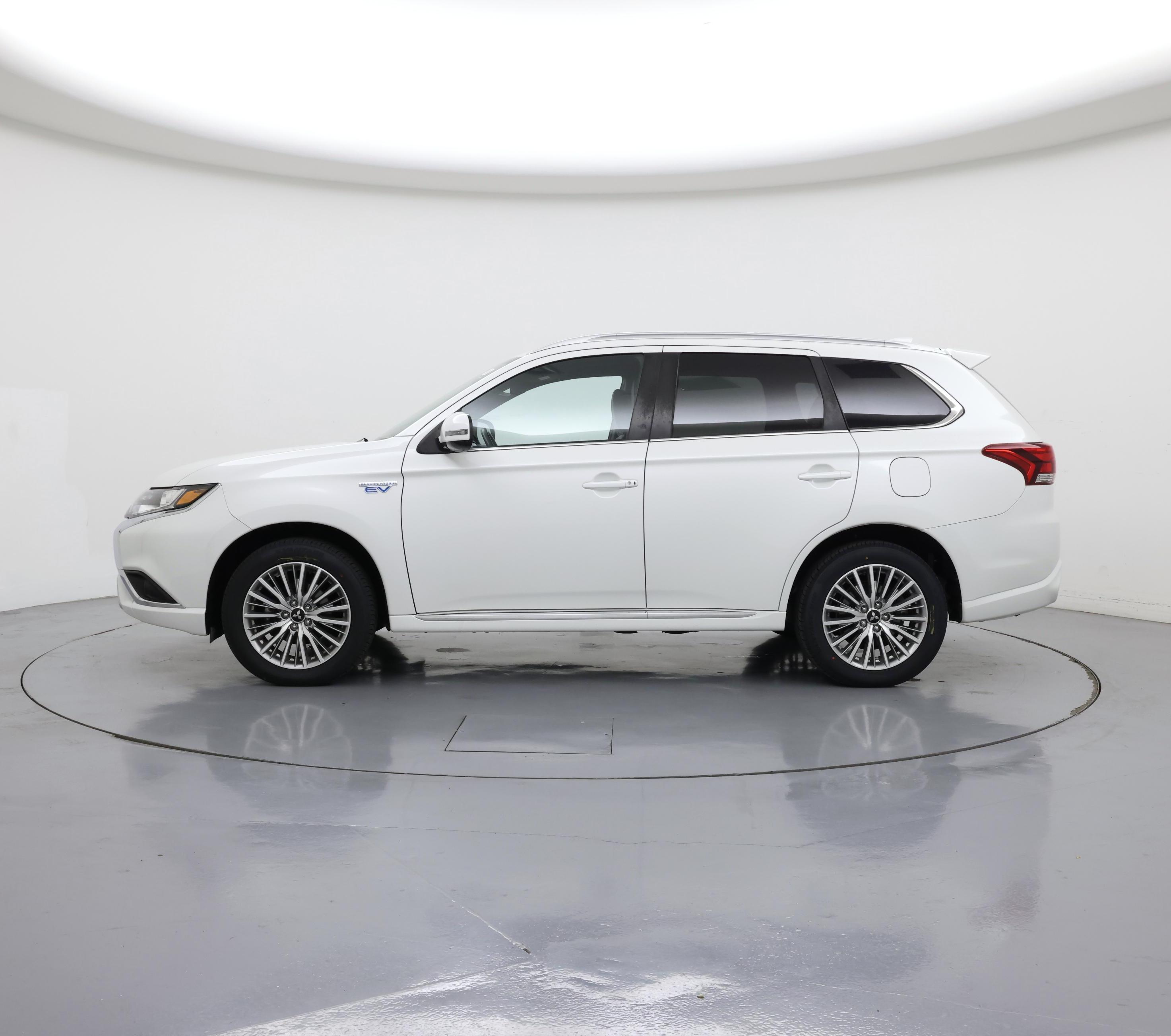 Thumbnail: 2020 Mitsubishi Outlander - 3