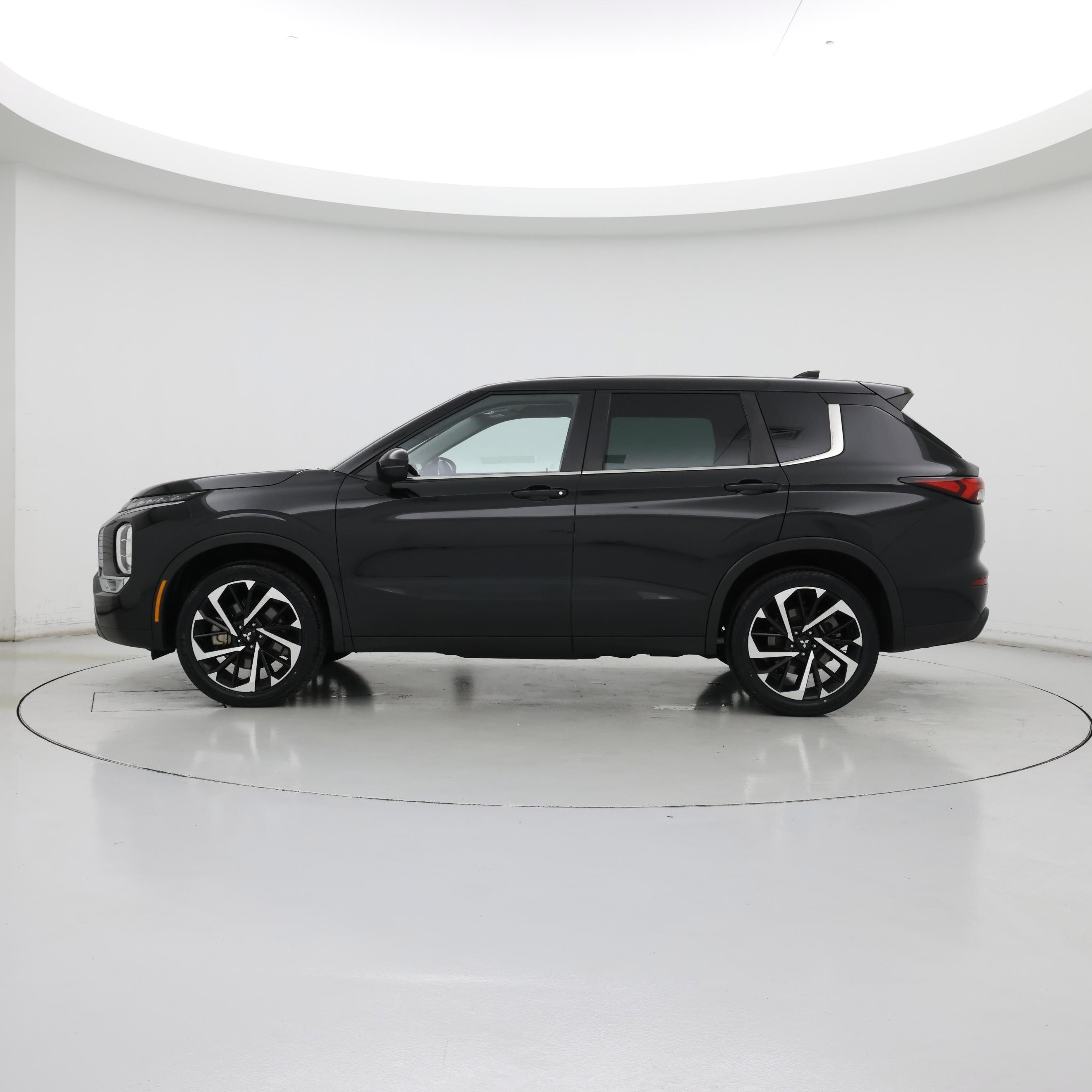 Thumbnail: 2022 Mitsubishi Outlander - 3