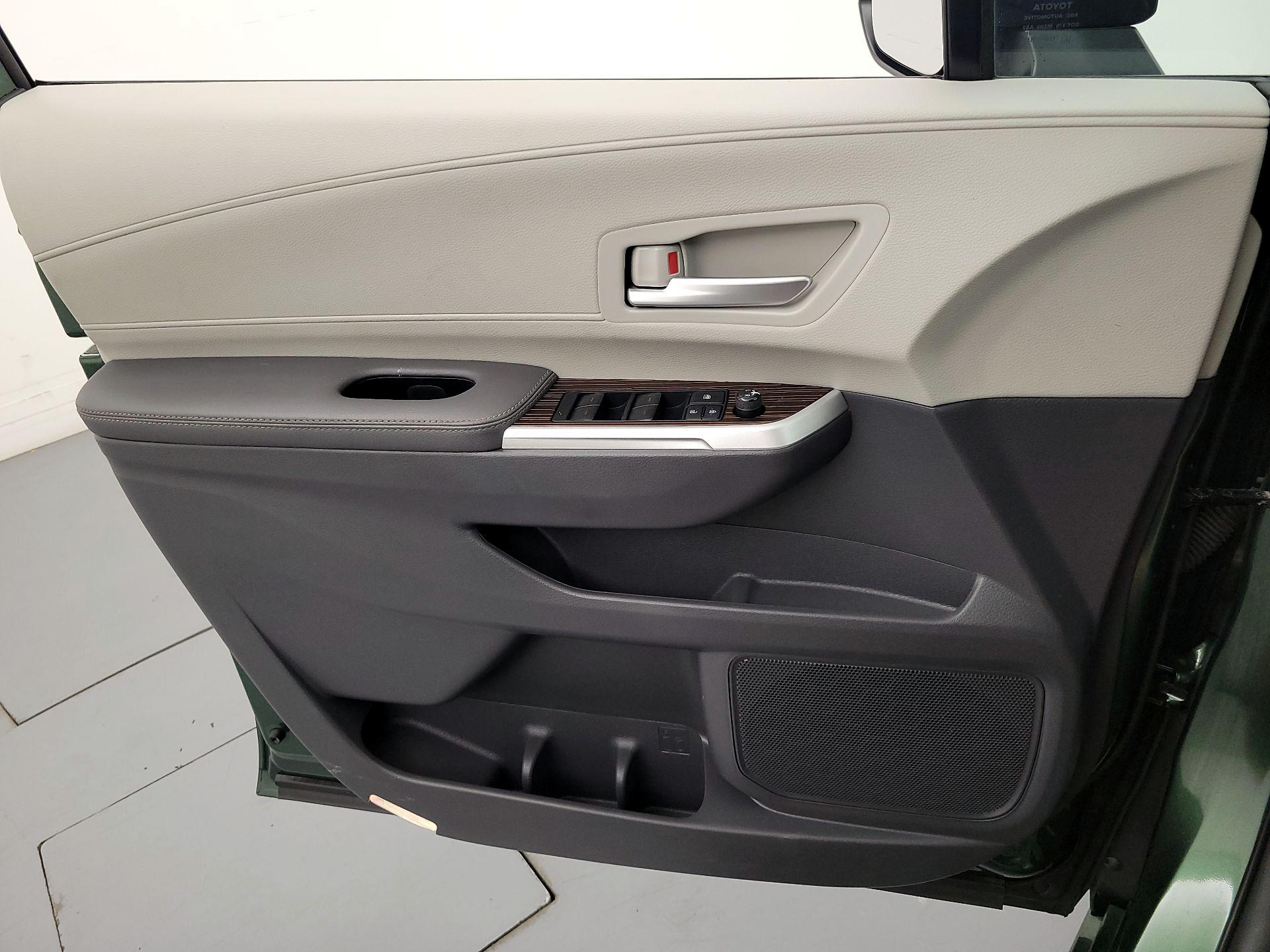 Thumbnail: 2022 Toyota Sienna - 12