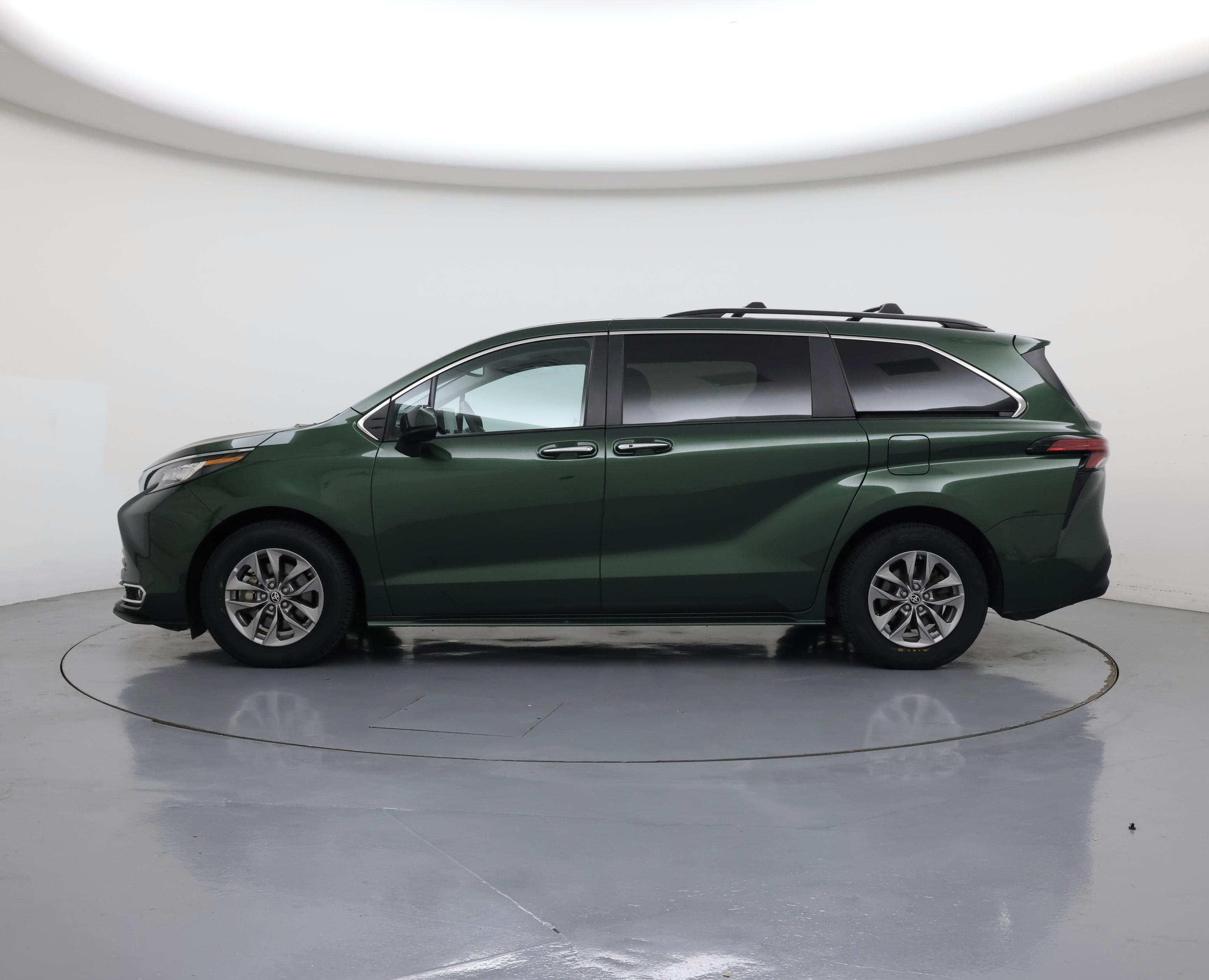 Thumbnail: 2022 Toyota Sienna - 3