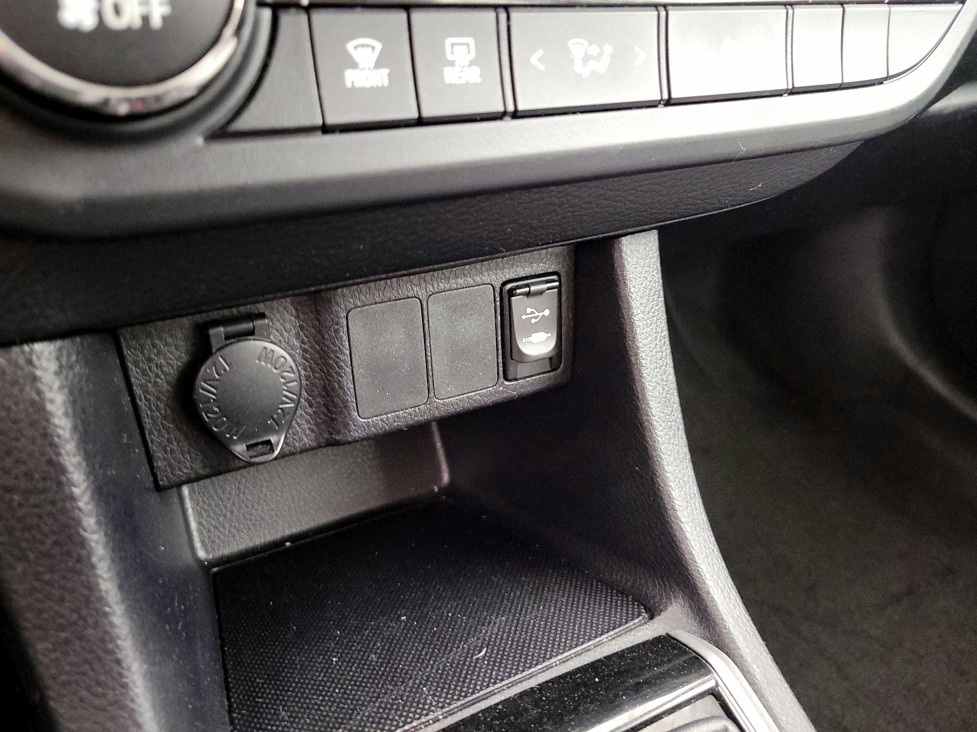 Thumbnail: 2015 Toyota Corolla - 18