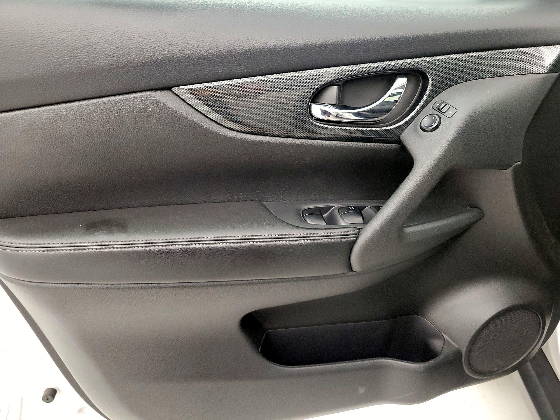 Thumbnail: 2016 Nissan Rogue - 12