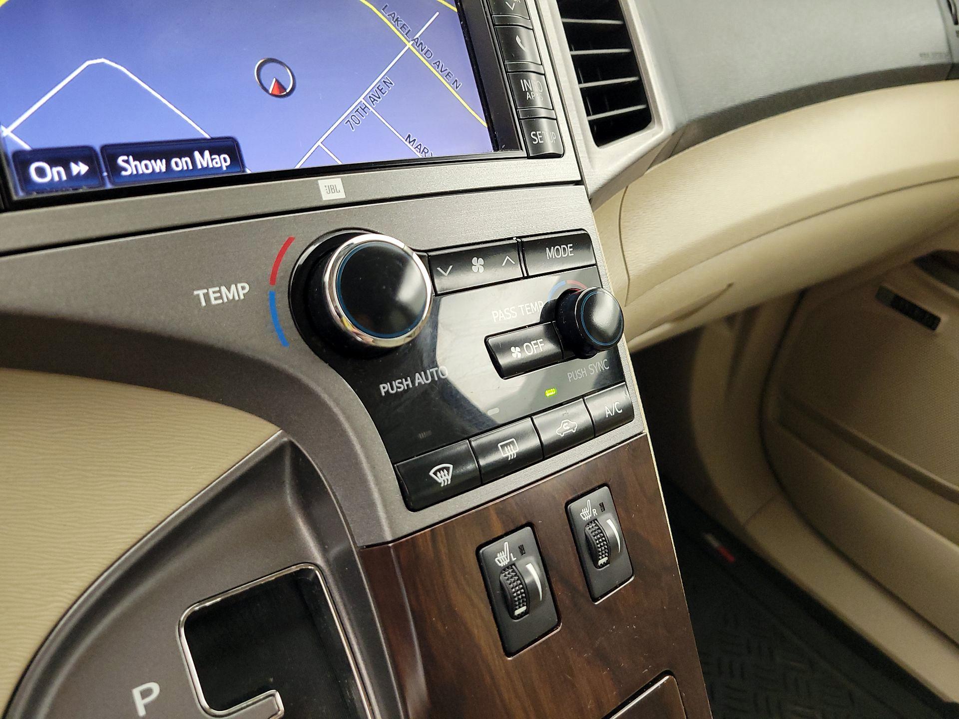 Thumbnail: 2014 Toyota Venza - 17