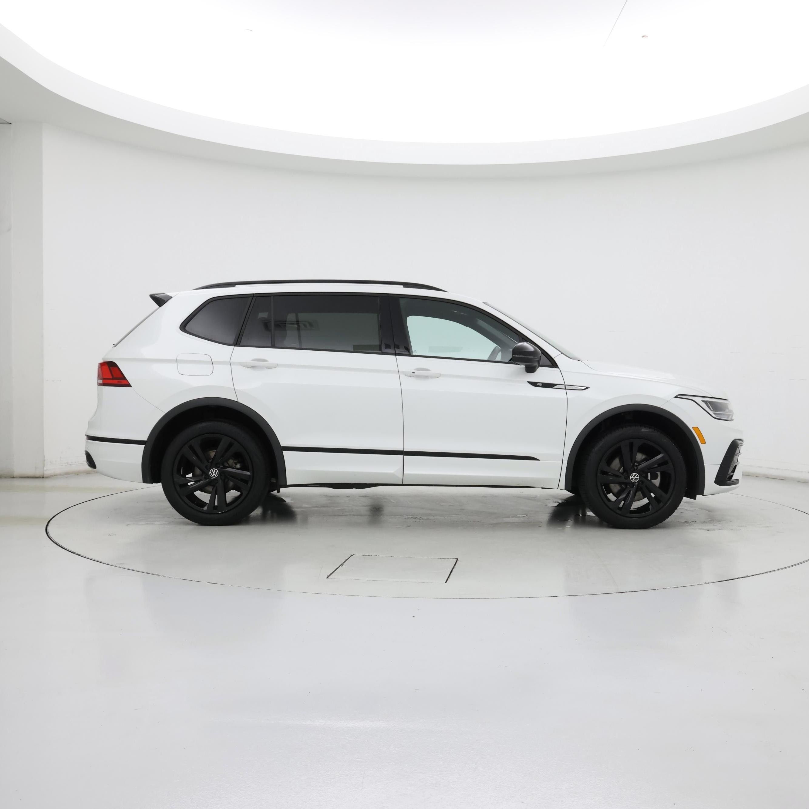 Thumbnail: 2023 Volkswagen Tiguan - 7