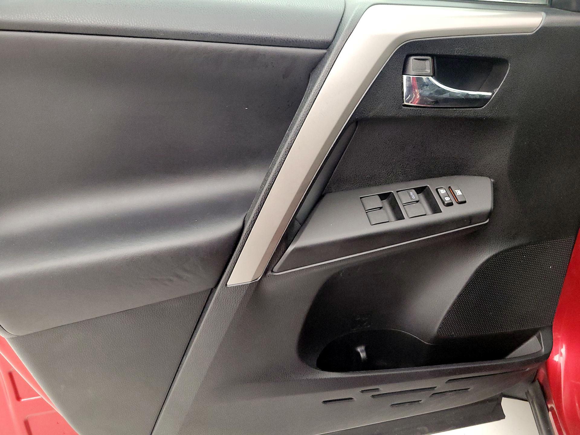 Thumbnail: 2016 Toyota RAV4 - 12