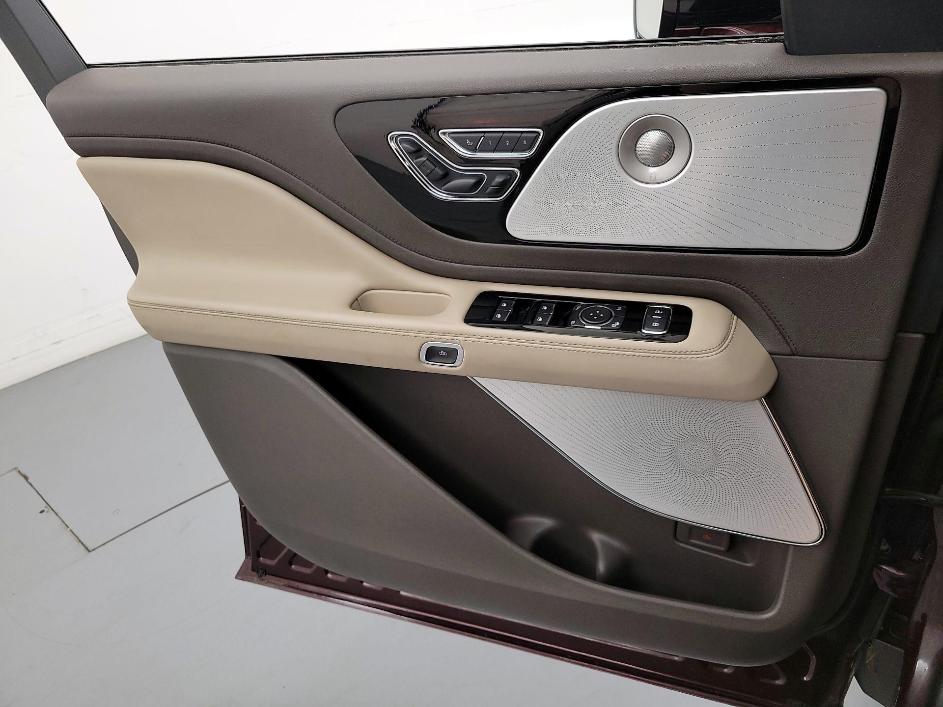 Thumbnail: 2022 Lincoln Aviator - 12