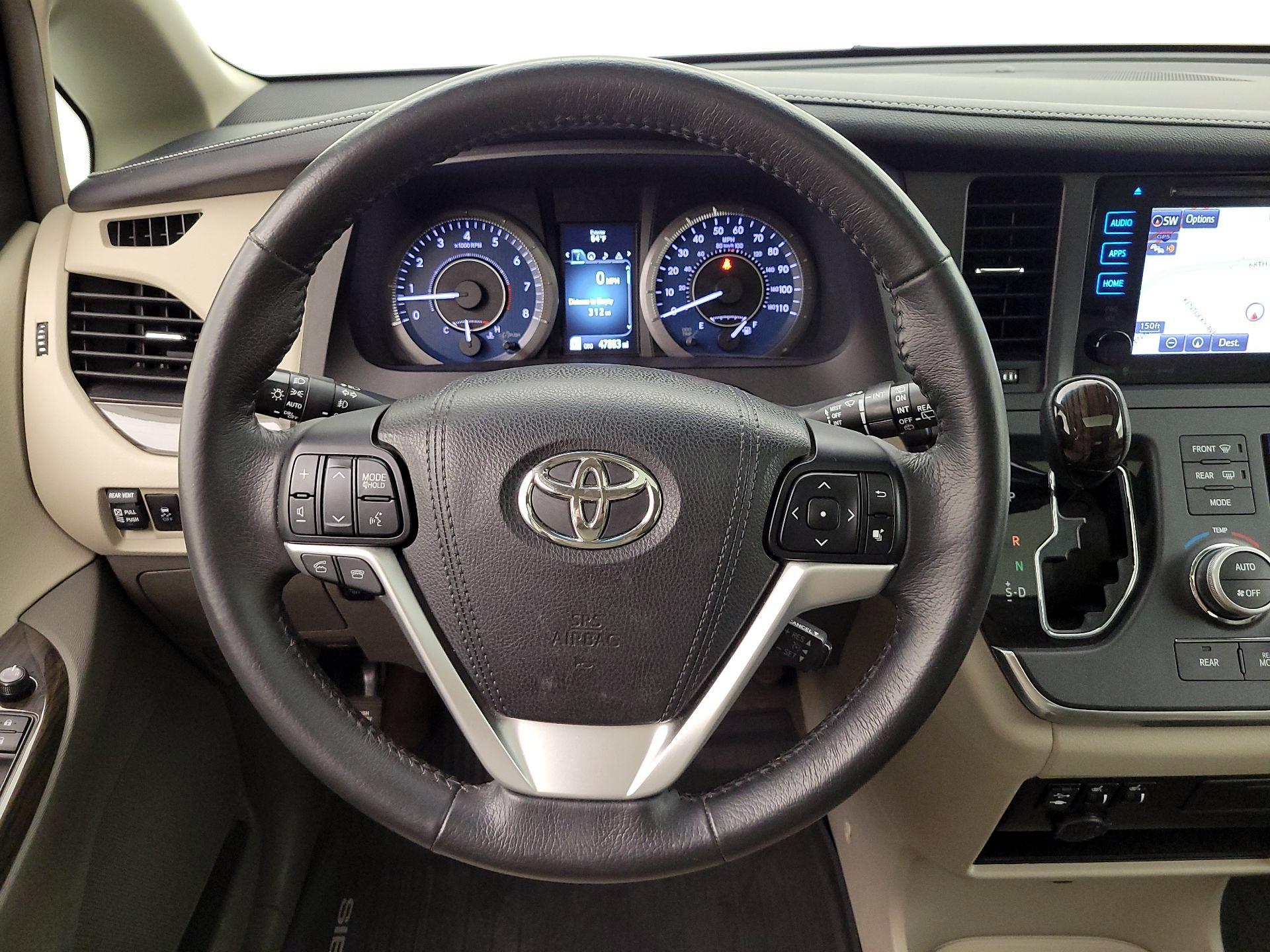 Thumbnail: 2017 Toyota Sienna - 10