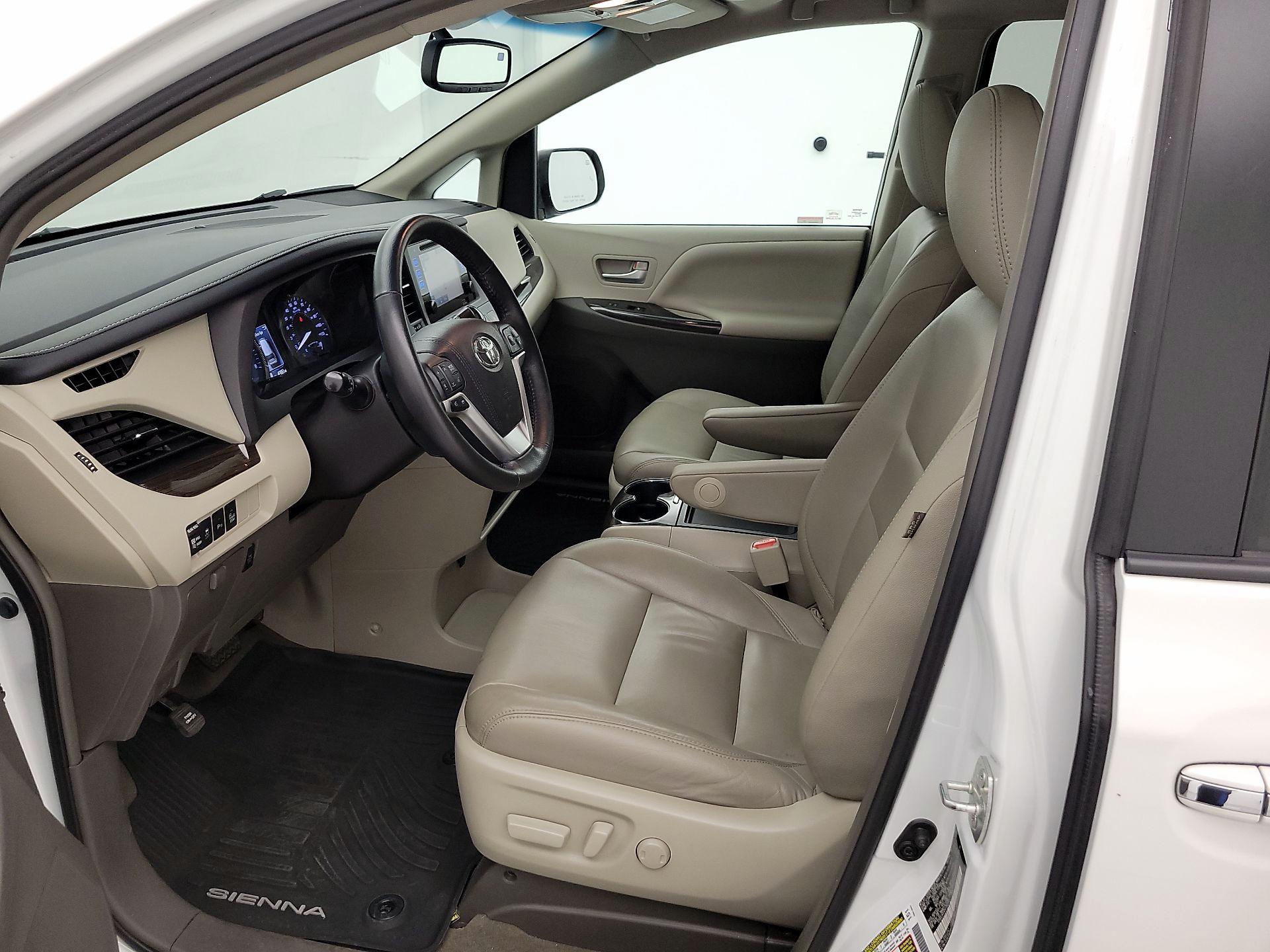 Thumbnail: 2017 Toyota Sienna - 11
