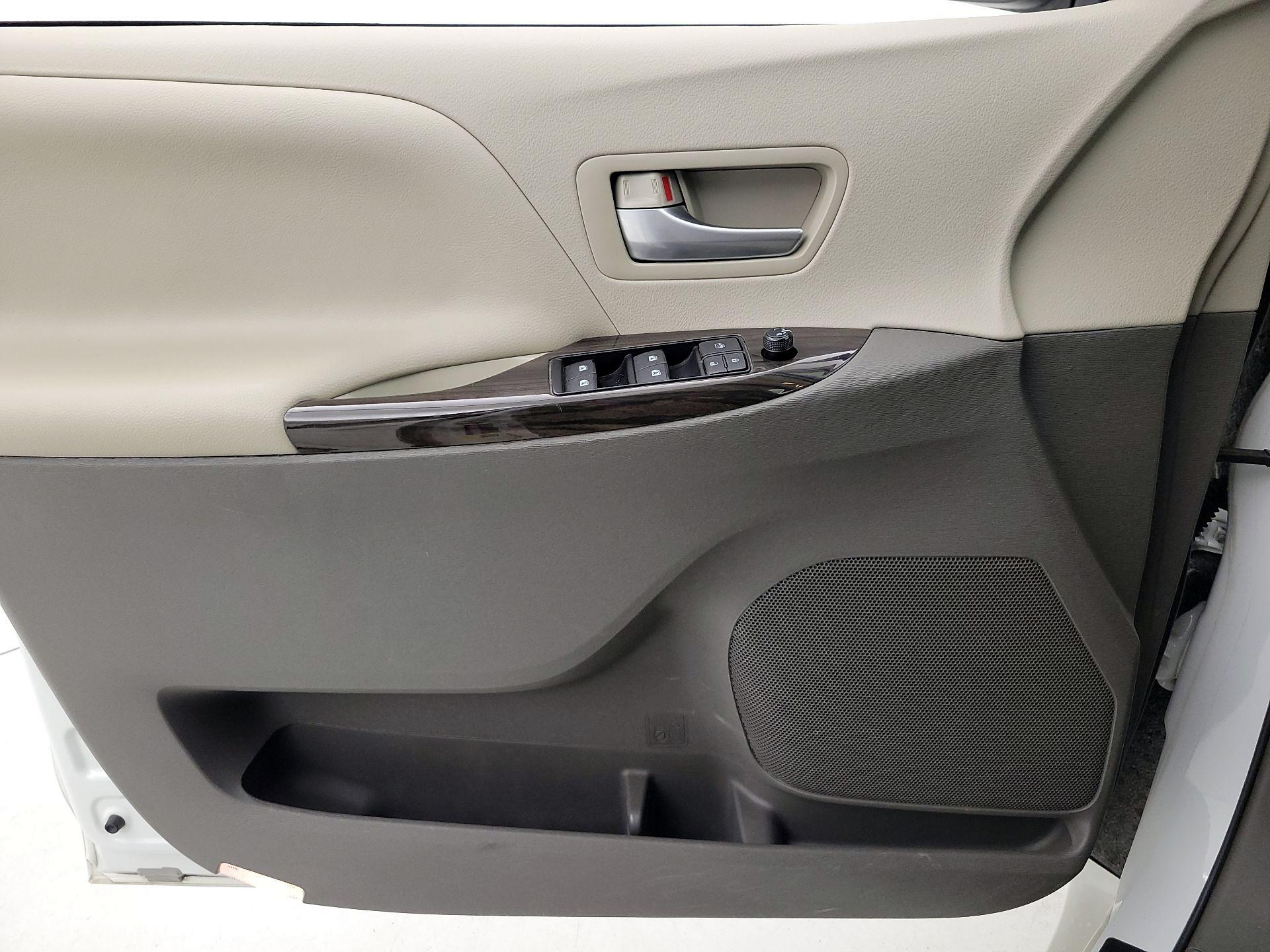 Thumbnail: 2017 Toyota Sienna - 12