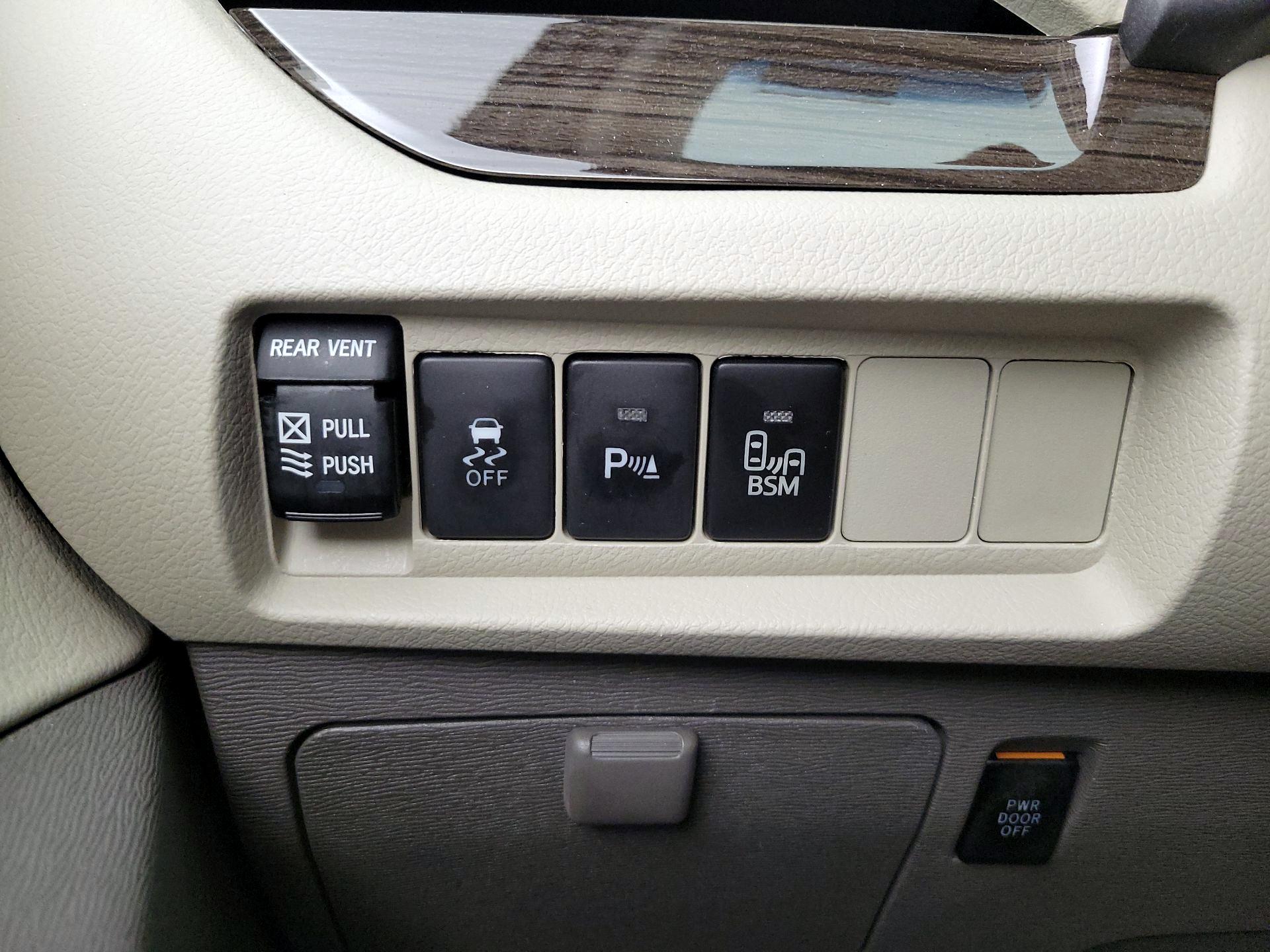 Thumbnail: 2017 Toyota Sienna - 13