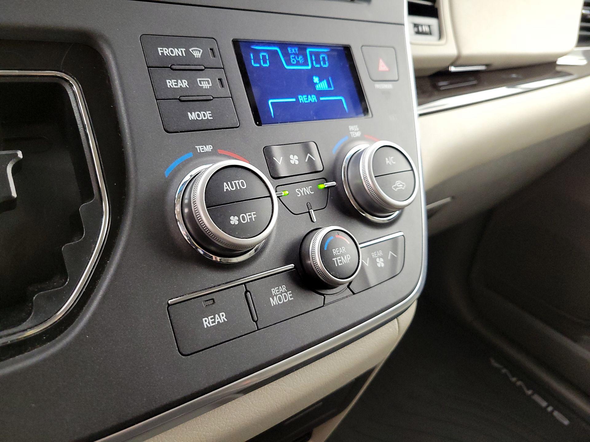 Thumbnail: 2017 Toyota Sienna - 17
