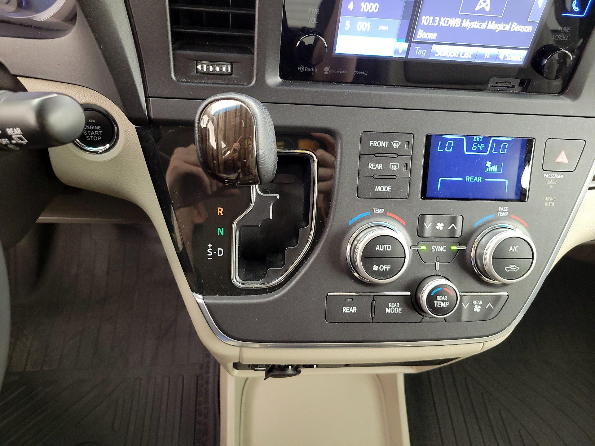 Thumbnail: 2017 Toyota Sienna - 18