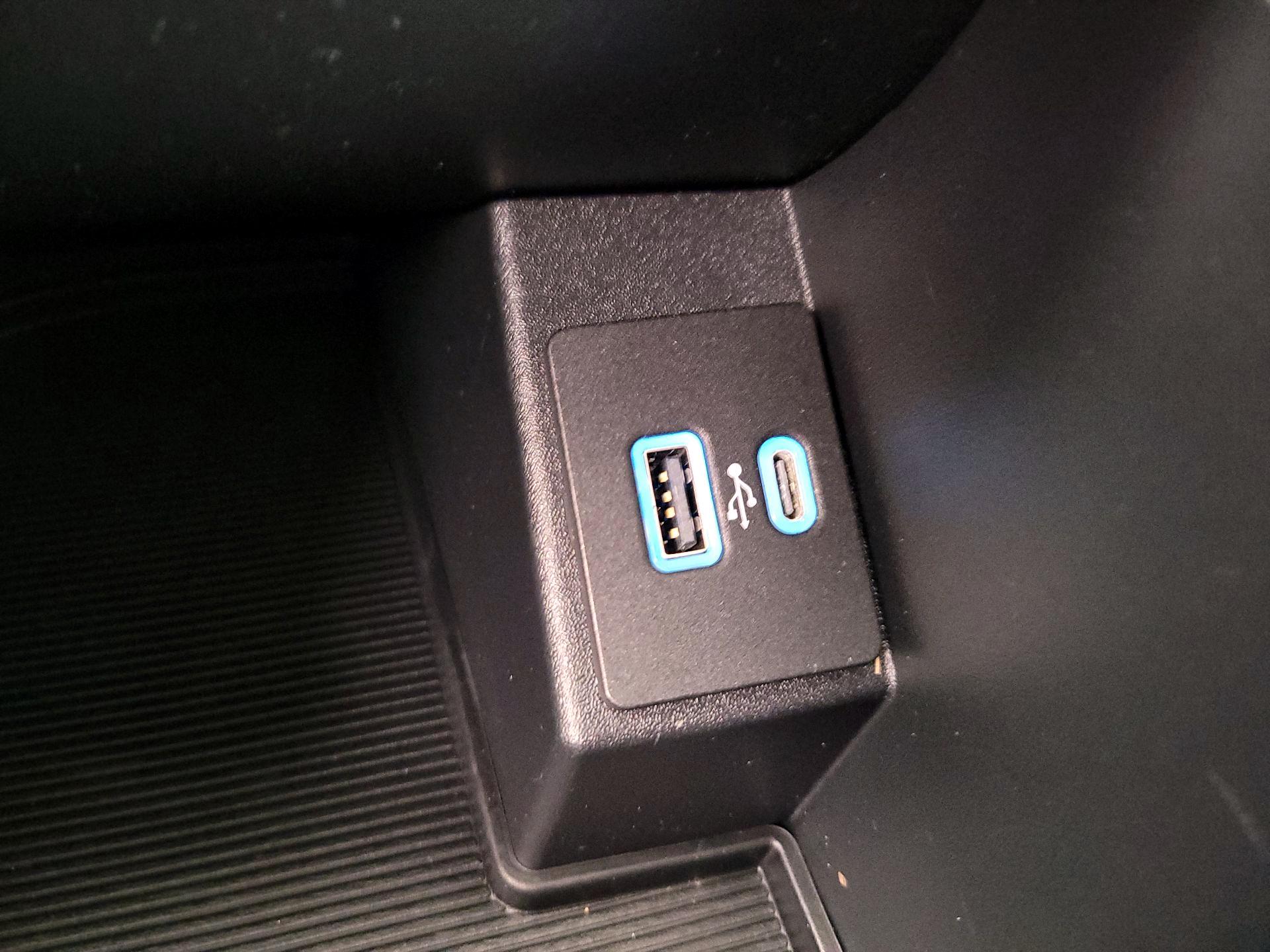 Thumbnail: 2021 Ford Edge - 18