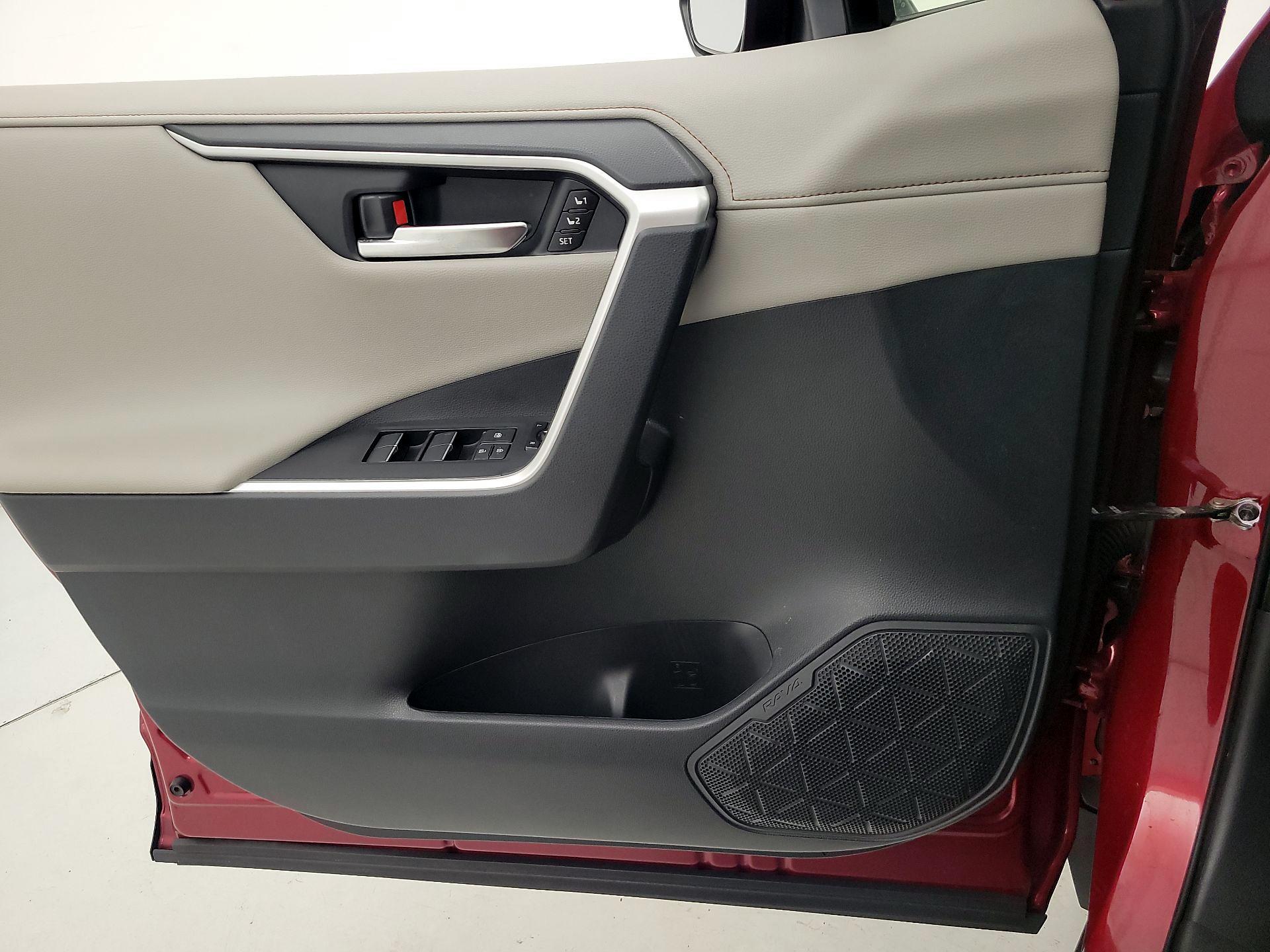 Thumbnail: 2020 Toyota RAV4 - 12