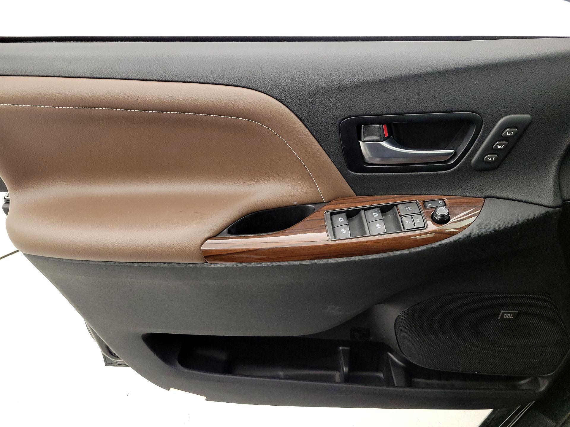 Thumbnail: 2020 Toyota Sienna - 12