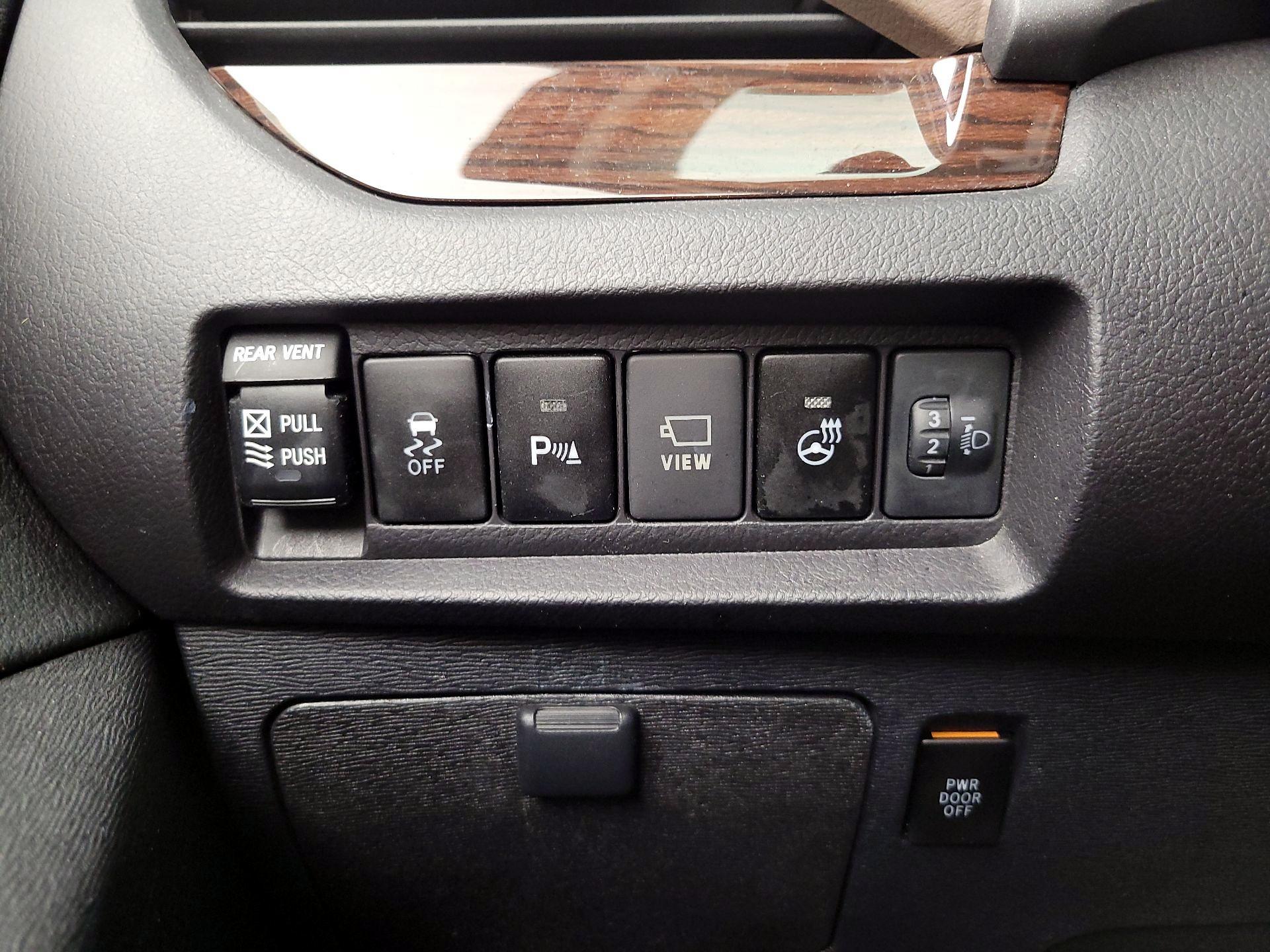 Thumbnail: 2020 Toyota Sienna - 13