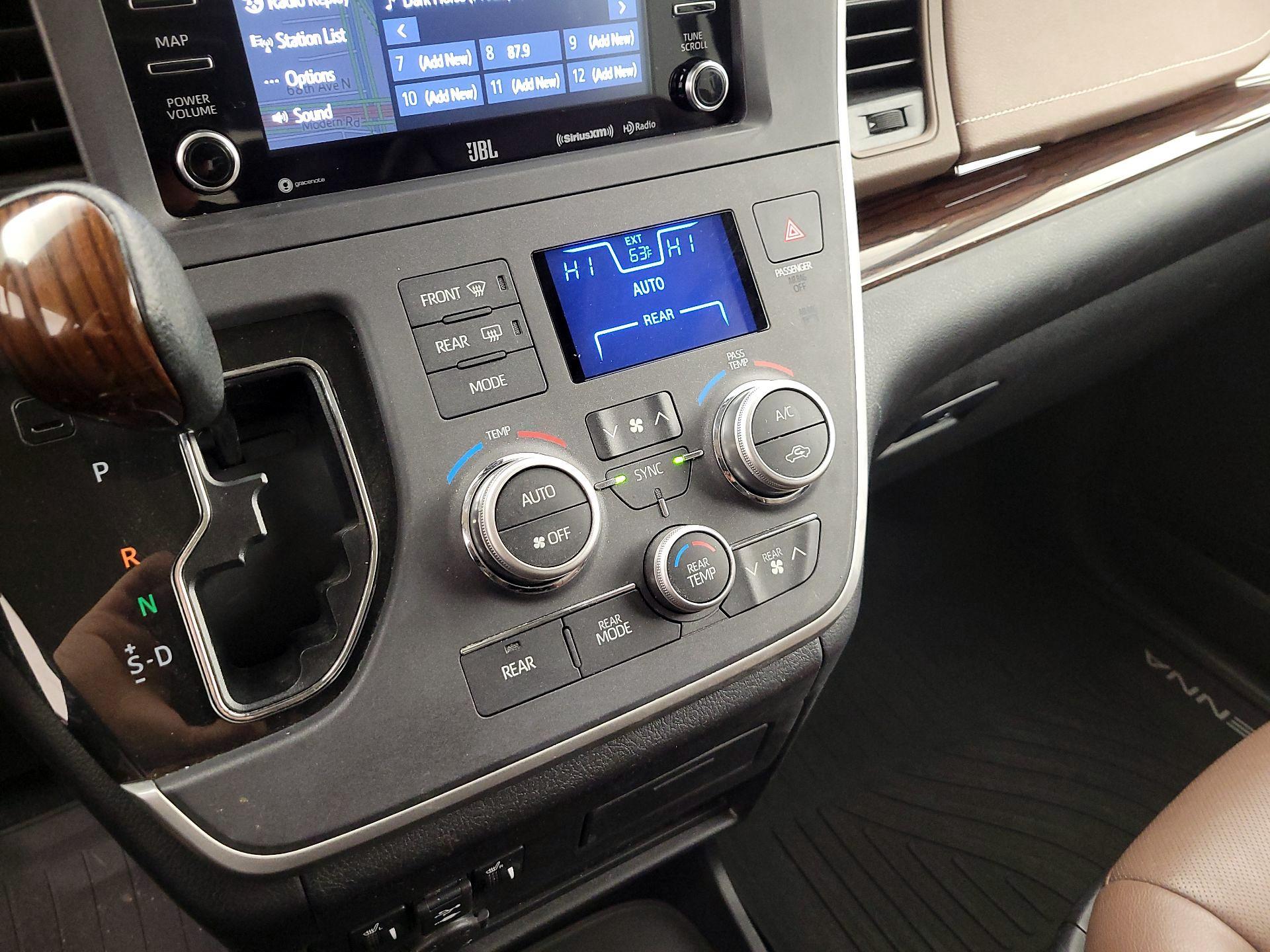 Thumbnail: 2020 Toyota Sienna - 17