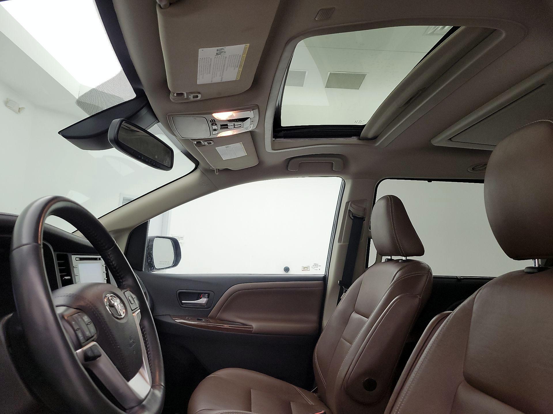 Thumbnail: 2020 Toyota Sienna - 20