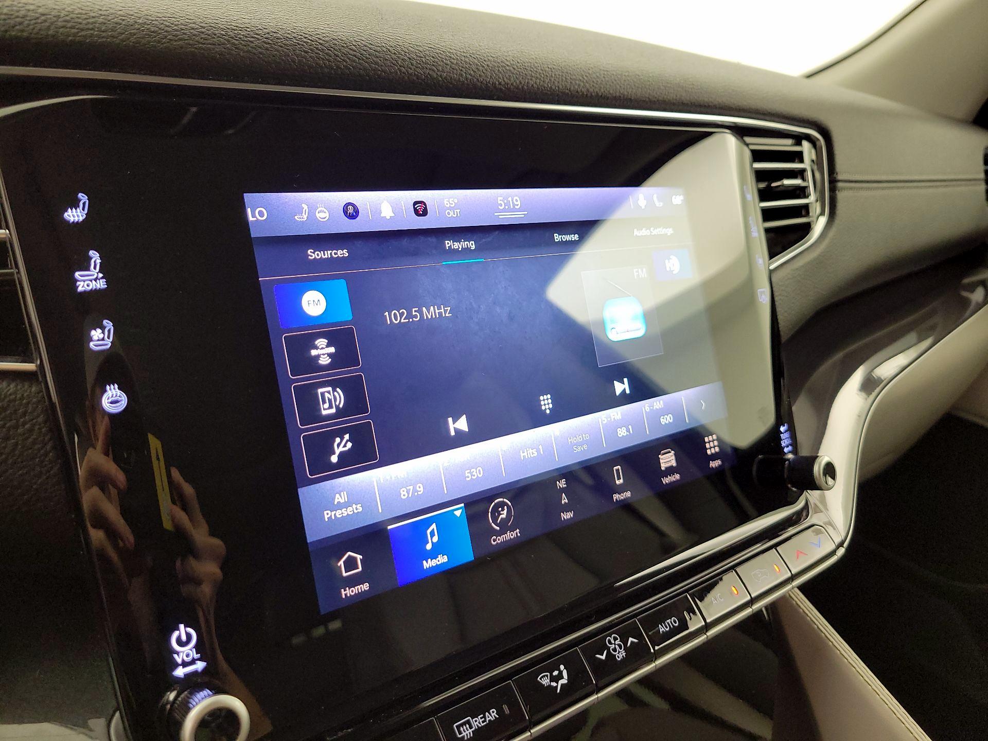 Thumbnail: 2022 Jeep Wagoneer - 16