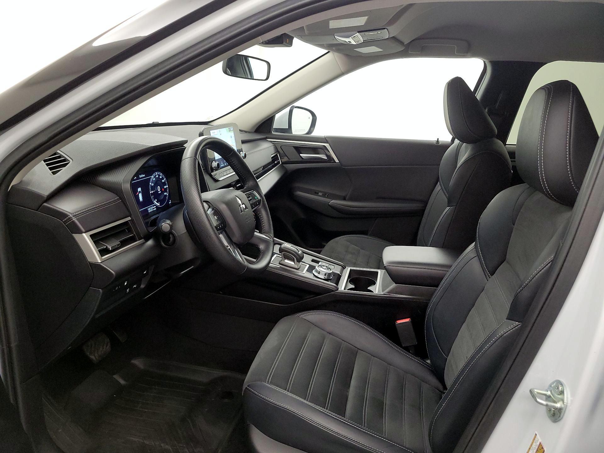Thumbnail: 2023 Mitsubishi Outlander - 11