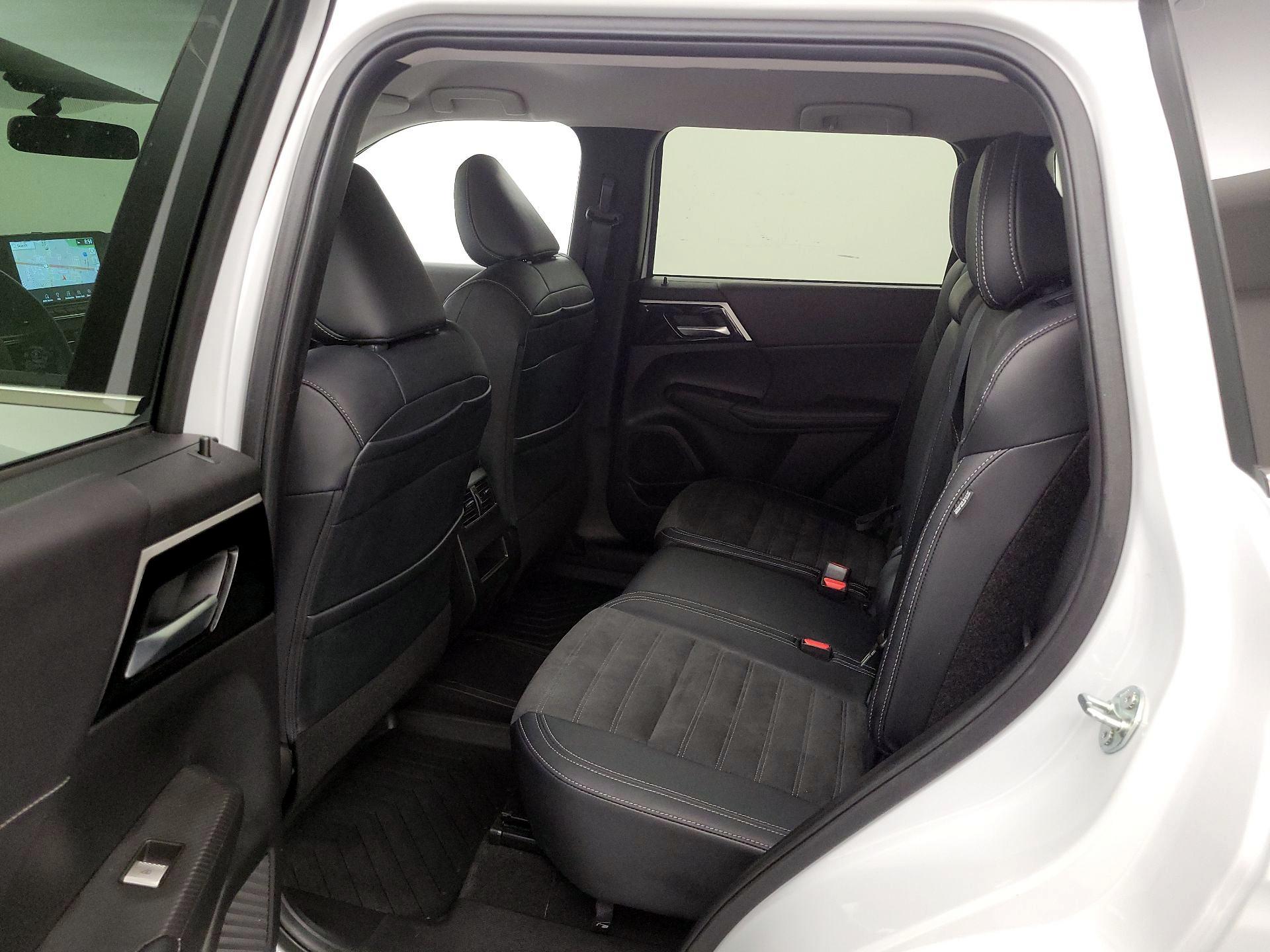 Thumbnail: 2023 Mitsubishi Outlander - 20