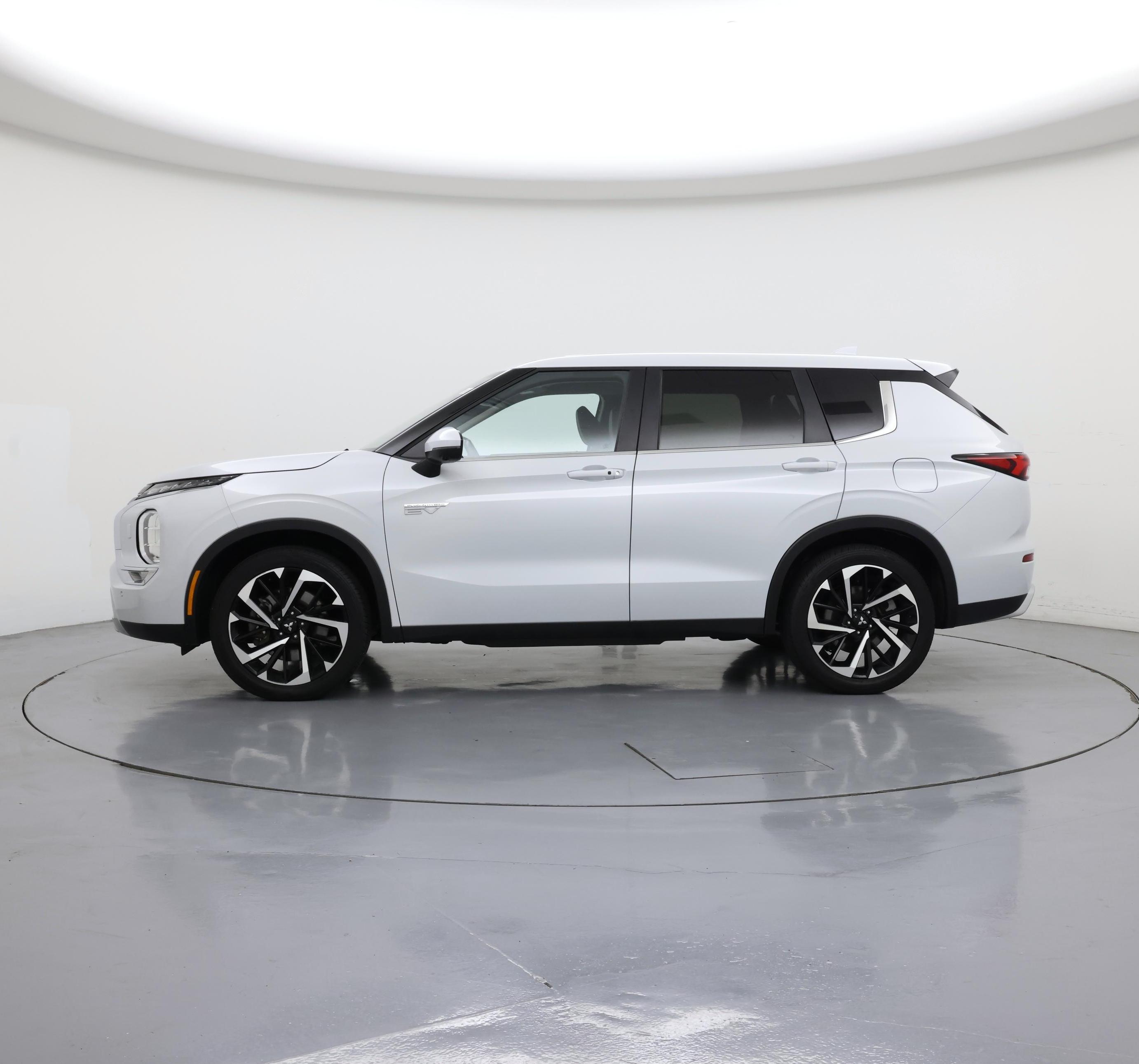 Thumbnail: 2023 Mitsubishi Outlander - 3