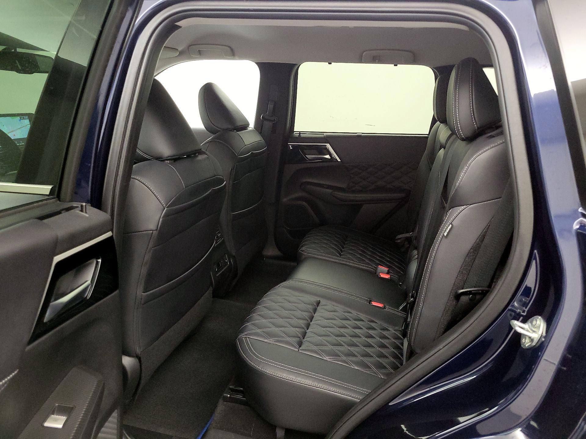 Thumbnail: 2023 Mitsubishi Outlander - 20