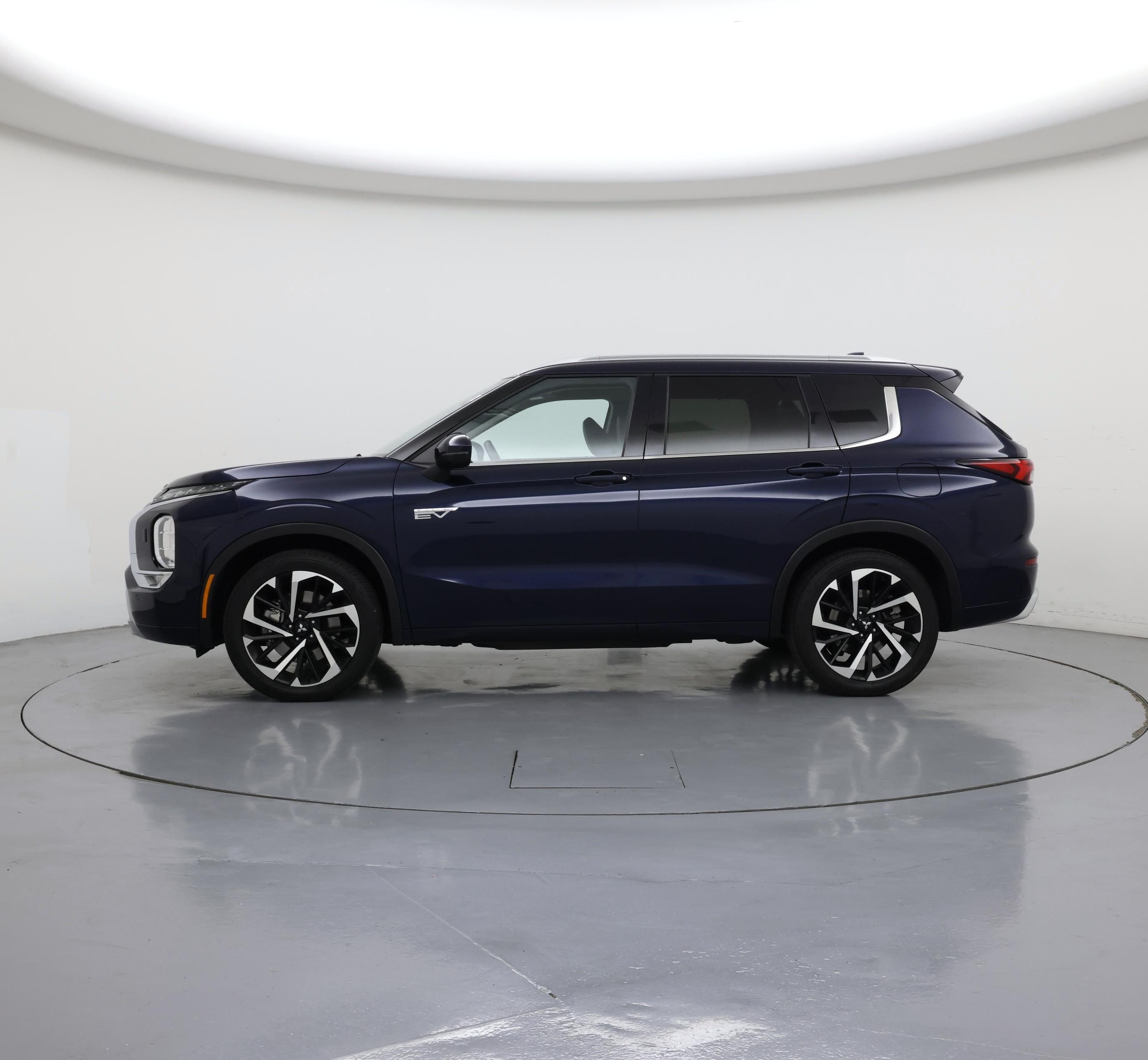 Thumbnail: 2023 Mitsubishi Outlander - 3