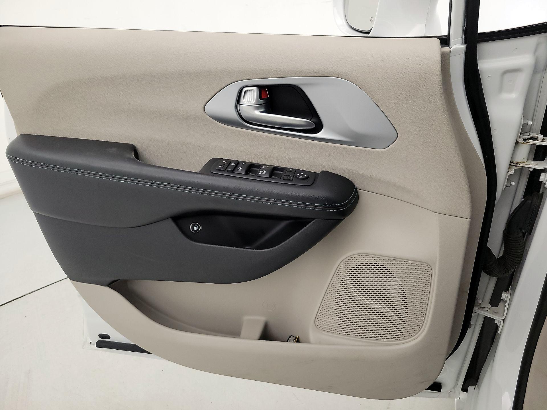 Thumbnail: 2017 Chrysler Pacifica - 12