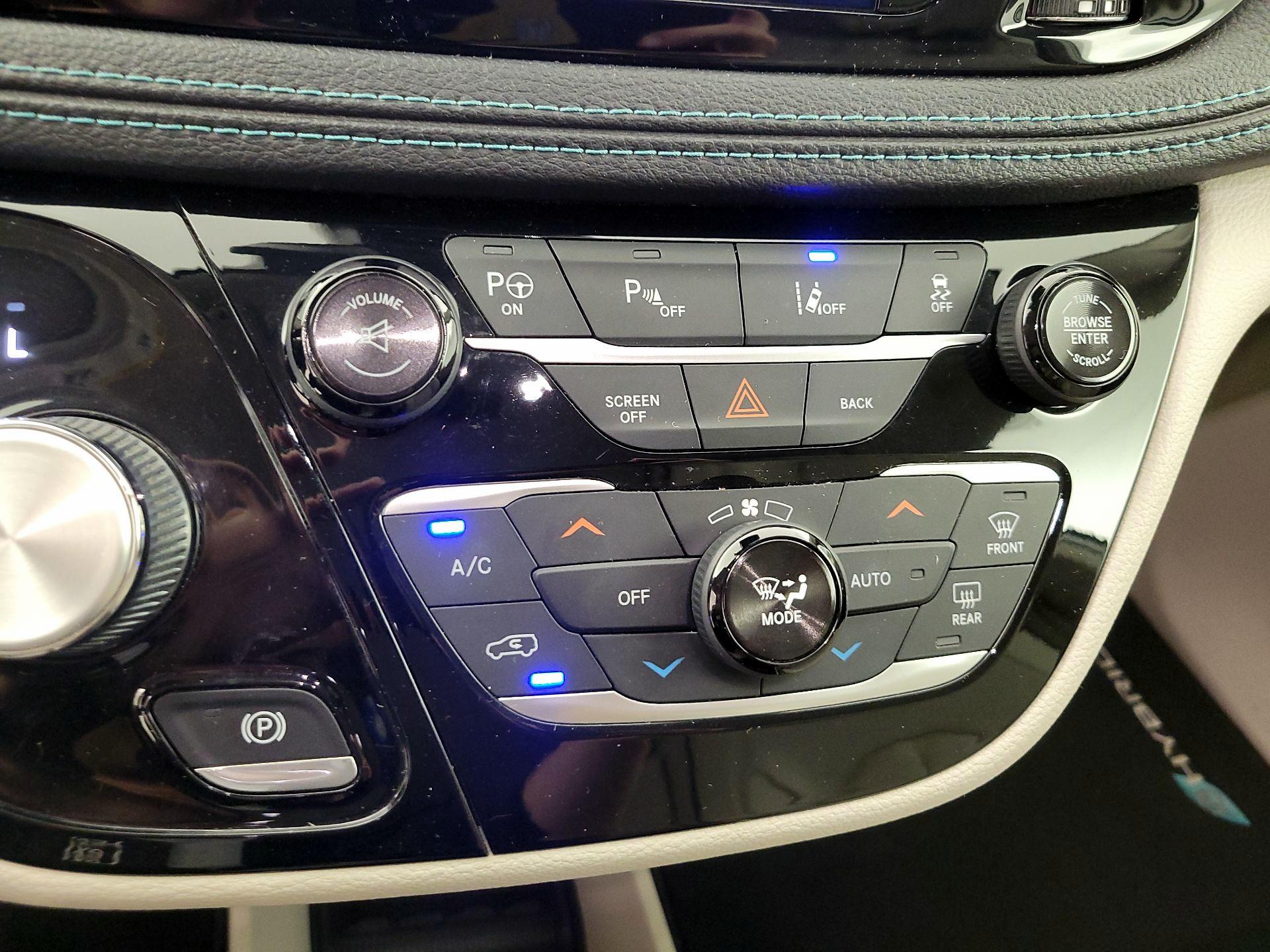 Thumbnail: 2017 Chrysler Pacifica - 16