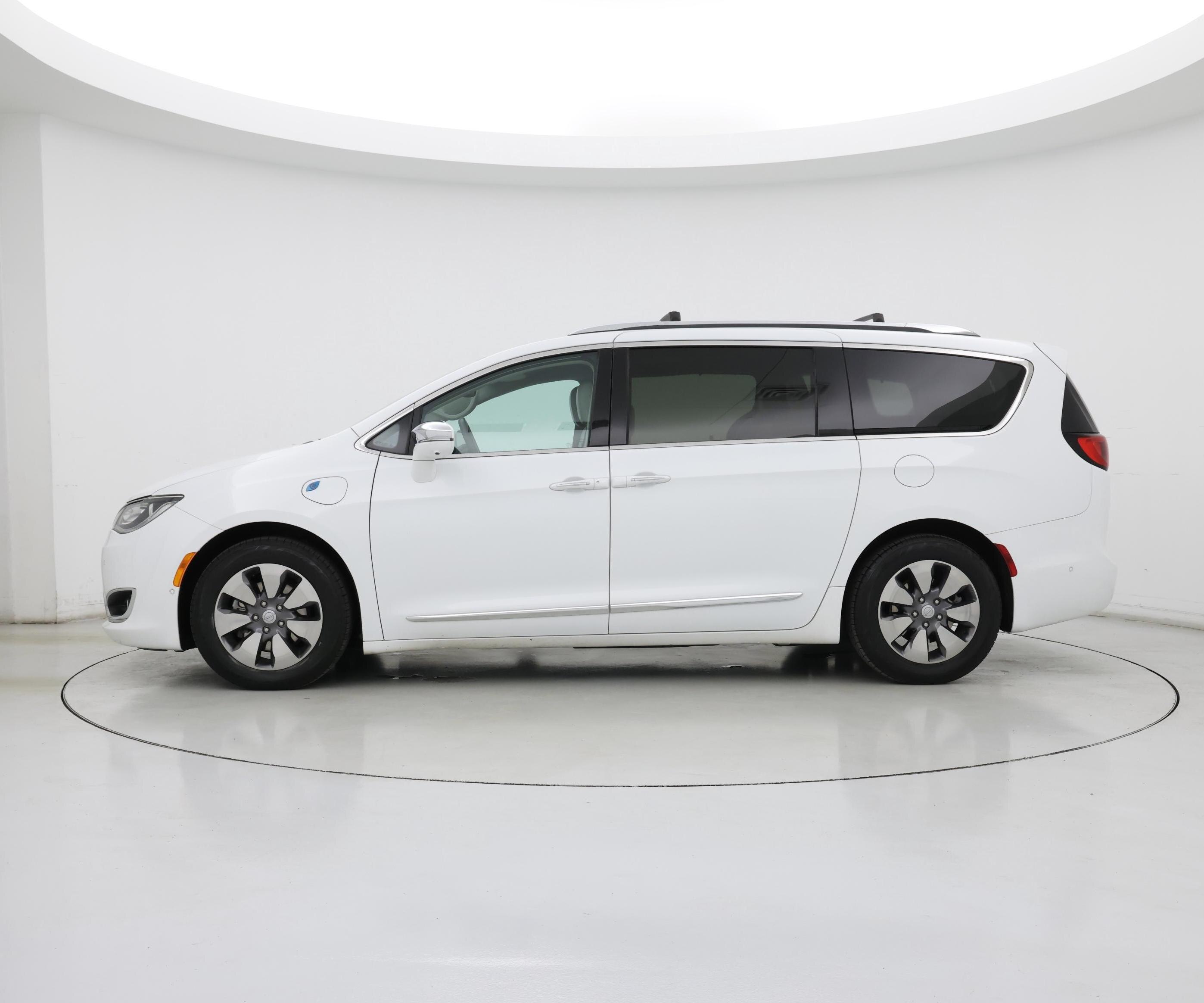 Thumbnail: 2017 Chrysler Pacifica - 3