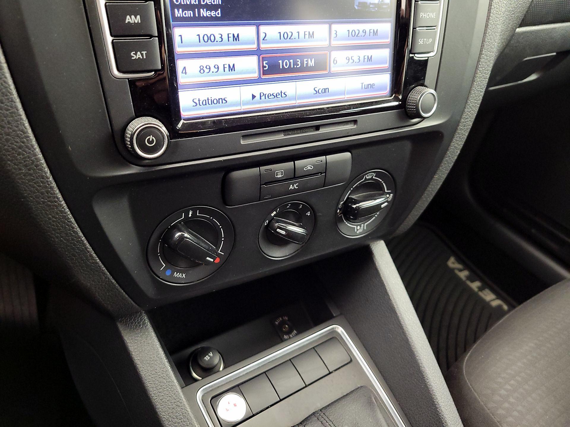 Thumbnail: 2015 Volkswagen Jetta - 16