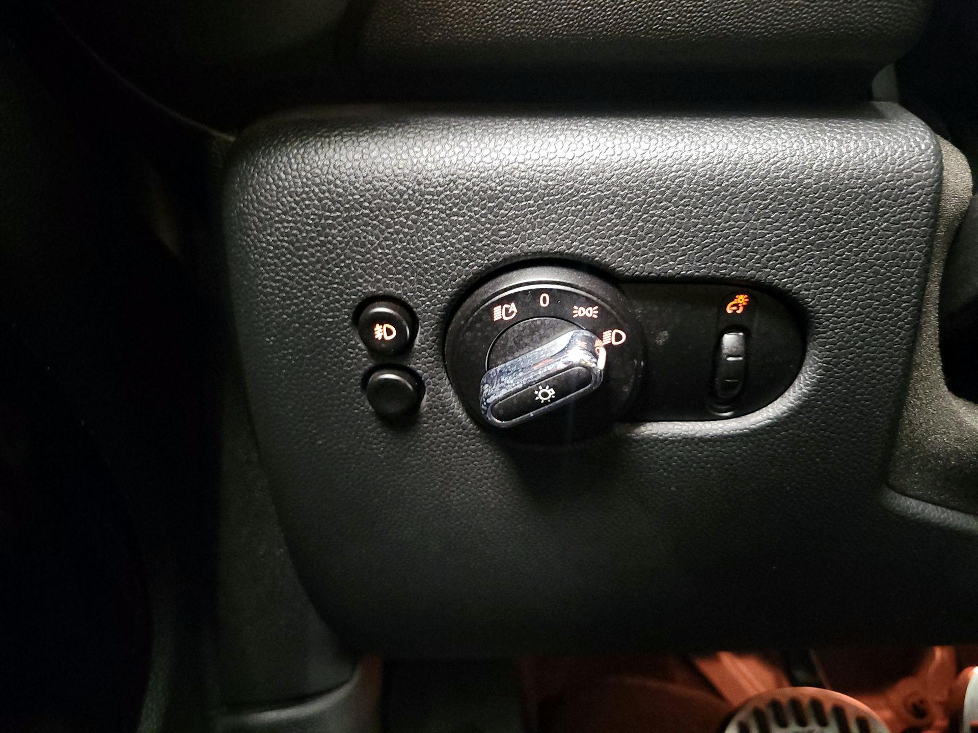 Thumbnail: 2015 MINI Cooper Hardtop - 13